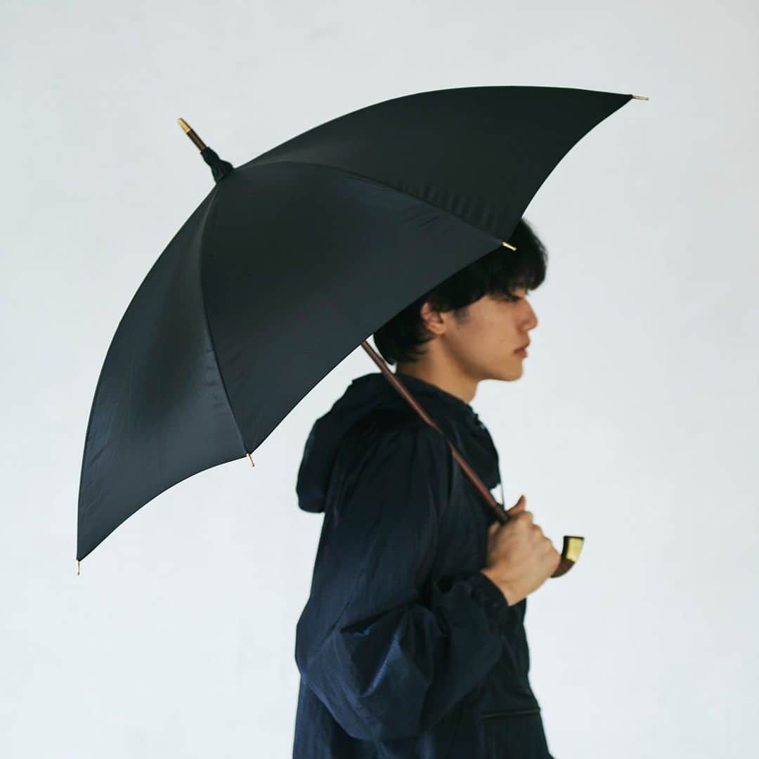 メンズノンノさんのインスタグラム写真 - (メンズノンノInstagram)「脱ビニ傘！人気スタイリストが本気で欲しい「差がつく名品傘」４選  どんよりとした雨の日も、おしゃれな傘があればきっと気分があがるはず。というわけで、そろそろビニール傘を卒業して、差がつく１本をゲットしてみては？人気スタイリストの深澤勇太さんに梅雨に買うべき名品４選を教えてもらった。  1.コウモリアンブレラ 「日本の職人が手作業で一本一本丁寧に作り込んでいる知る人ぞ知る傘ブランド。持ち手のデザインや金具の使い方が秀逸で、閉じた時にシャープにまとまるフォルムも美しく、思わず自慢したくなります。こちらは婦人用ですが、十分な大きさで持ち歩くのも便利なので、メンズにもオススメ。アーツ＆サイエンスなど高感度なショップに置いていあるのも魅力です」傘(コウモリアンブレラ) ¥22,000／コンティニュエ エクストラ スペー  2.トンボ洋傘前原光榮商店 「美しく高品質な傘づくりを続ける皇室御用達の傘メーカー。バリエーション豊富なハンドルからお気に入りを選ぶことができるのも楽しいです。骨の数が多くて丈夫だし、どことなく和傘の雰囲気もある。洗練されたシルエットなので、デイリーはもちろんビジネスシーンでも使えます。専門店なので、修理やケアにもしっかり対応してくれるのがうれしい！」傘 ¥27,500／トンボ洋傘前原光榮商店  3.フォックス・アンブレラ 「英国王室御用達の老舗で、高級傘と聞けば思い浮かべる人も多いはず。長傘は持っていますが、折りたたみ傘もやっぱりイイですね。さしたときの安定感や折りたたみなのにしっかりとした大きさがあるところもポイント。落ち着いたチェックは雨の日コーデのアクセントとしても活躍してくれます」傘(フォックス・アンブレラ) ¥26,400／ヴァルカナイズ・ロンドン  4.ザ・ノース・フェイス 「ザ・ノース・フェイス初の分解修理が可能な新しい構造の折りたたみ傘が話題です。破損しやすい骨、中棒、生地の3パーツをスペアパーツで取り換えられて、ずっと使えるというアプローチが今の気分にぴったりですよね。折りたたみですが、しっかり大きさがあるのもアウトドアブランドらしいデザインだと思います」傘(ザ・ノース・フェイス) ¥9,350／ゴールドウイン カスタマーサービスセンター  詳細はメンズノンノウェブをチェック！ @mensnonnojp  Photos：Yuichi Sugita　Stylist:Yuta Fukazawa　Model:Rintaro Hinotsu[MEN’S NON-NO Model]  #メンズノンノ #mensnonno #メンズノンノウェブ #mensnonnoweb #メンズノンノモデル #mensnonnomodel # #樋之津琳太郎 #傘 #コウモリアンブレラ #トンボ洋傘前原光榮商店 #フォックスアンブレラ #ザノースフェイス」6月15日 19時06分 - mensnonnojp