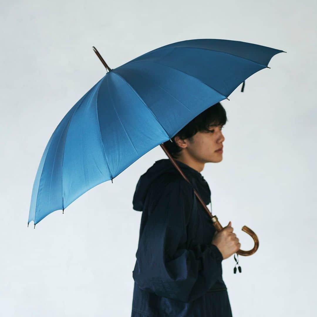 メンズノンノさんのインスタグラム写真 - (メンズノンノInstagram)「脱ビニ傘！人気スタイリストが本気で欲しい「差がつく名品傘」４選  どんよりとした雨の日も、おしゃれな傘があればきっと気分があがるはず。というわけで、そろそろビニール傘を卒業して、差がつく１本をゲットしてみては？人気スタイリストの深澤勇太さんに梅雨に買うべき名品４選を教えてもらった。  1.コウモリアンブレラ 「日本の職人が手作業で一本一本丁寧に作り込んでいる知る人ぞ知る傘ブランド。持ち手のデザインや金具の使い方が秀逸で、閉じた時にシャープにまとまるフォルムも美しく、思わず自慢したくなります。こちらは婦人用ですが、十分な大きさで持ち歩くのも便利なので、メンズにもオススメ。アーツ＆サイエンスなど高感度なショップに置いていあるのも魅力です」傘(コウモリアンブレラ) ¥22,000／コンティニュエ エクストラ スペー  2.トンボ洋傘前原光榮商店 「美しく高品質な傘づくりを続ける皇室御用達の傘メーカー。バリエーション豊富なハンドルからお気に入りを選ぶことができるのも楽しいです。骨の数が多くて丈夫だし、どことなく和傘の雰囲気もある。洗練されたシルエットなので、デイリーはもちろんビジネスシーンでも使えます。専門店なので、修理やケアにもしっかり対応してくれるのがうれしい！」傘 ¥27,500／トンボ洋傘前原光榮商店  3.フォックス・アンブレラ 「英国王室御用達の老舗で、高級傘と聞けば思い浮かべる人も多いはず。長傘は持っていますが、折りたたみ傘もやっぱりイイですね。さしたときの安定感や折りたたみなのにしっかりとした大きさがあるところもポイント。落ち着いたチェックは雨の日コーデのアクセントとしても活躍してくれます」傘(フォックス・アンブレラ) ¥26,400／ヴァルカナイズ・ロンドン  4.ザ・ノース・フェイス 「ザ・ノース・フェイス初の分解修理が可能な新しい構造の折りたたみ傘が話題です。破損しやすい骨、中棒、生地の3パーツをスペアパーツで取り換えられて、ずっと使えるというアプローチが今の気分にぴったりですよね。折りたたみですが、しっかり大きさがあるのもアウトドアブランドらしいデザインだと思います」傘(ザ・ノース・フェイス) ¥9,350／ゴールドウイン カスタマーサービスセンター  詳細はメンズノンノウェブをチェック！ @mensnonnojp  Photos：Yuichi Sugita　Stylist:Yuta Fukazawa　Model:Rintaro Hinotsu[MEN’S NON-NO Model]  #メンズノンノ #mensnonno #メンズノンノウェブ #mensnonnoweb #メンズノンノモデル #mensnonnomodel # #樋之津琳太郎 #傘 #コウモリアンブレラ #トンボ洋傘前原光榮商店 #フォックスアンブレラ #ザノースフェイス」6月15日 19時06分 - mensnonnojp
