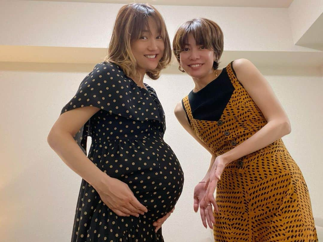 菅原沙樹さんのインスタグラム写真 - (菅原沙樹Instagram)「さきみんに会ってハッピー木曜日🤰❤️ お家でだらだらゴロゴロ喋って、帰り際、せっかくだから写真撮ろう！って画面に収まった2人がなんかめっちゃ柄でびっくりしたよ🤗」6月15日 19時06分 - saki313apo