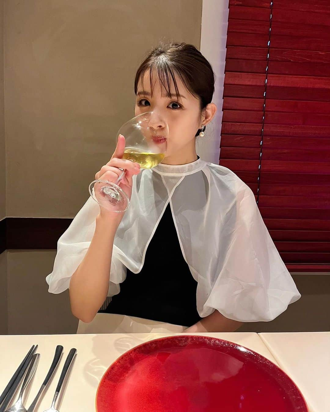 綺咲愛里のインスタグラム：「. cheers🥂🤍🖤 ⁡ #ぶどうジュース」