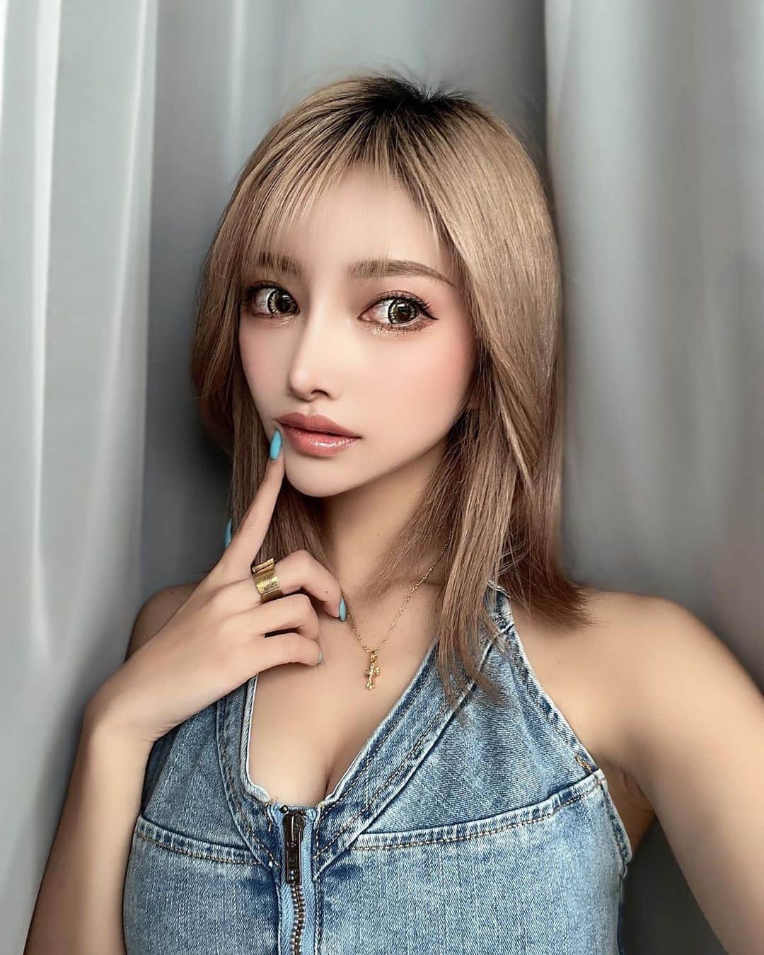 RINAのインスタグラム：「_  夏に近づくにつれて質問が増えてきた バストケアについて👇🏻♡  私は毎日ナイトブラでバストケアしてるよ〜！😌  ナイトブラはViage一択で、 私は使い始めてから形も綺麗になったし バストアップしてきた🥹💖  @rinya_official  ☝️ハイライトのリンクからが1番お得に買えて、今だけ10日間限定でキャンペーンもやってるよ♡  着けるだけで簡単にケアできるし 伸縮性良いからきつすぎなくて 着け心地も最高だから続けやすい✌️  サイズがS〜LLまで6サイズあって 届いて14日以内ならサイズ交換も無料だから 自分に合うサイズを見つけられると思う💗  バストケアは早い方が絶対良いから 夏に向けて始めてみてね♡  #viage #ナイトブラ　#バストケア　#愛用品　#ootd #ad」