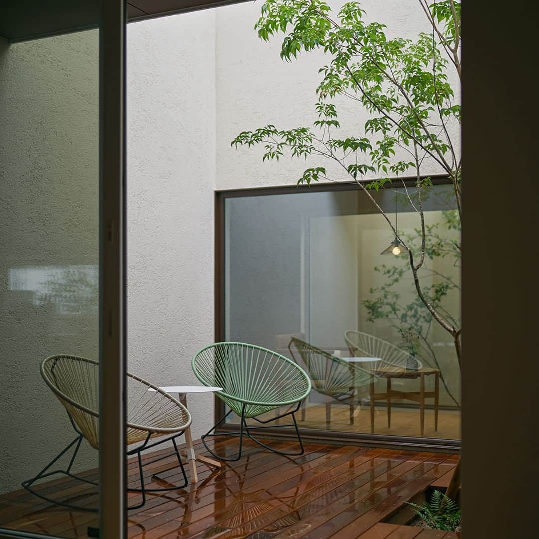 コラボハウス一級建築士事務所さんのインスタグラム写真 - (コラボハウス一級建築士事務所Instagram)「平屋＋２つの中庭 外は閉じ、中に広がるよう２つの中庭を。 中庭が重なる林の中のような開放感。 --------------------------------------------------- コラボハウスは 設計士と直接話して家づくりをする設計士事務所です。 「住みやすく使いやすい、ちょっとカッコいい家」を コンセプトに家づくりのお手伝いをしています。 土地探し、間取りづくり、デザイン、家具選び 資金計画、工事、メンテナンスまで設計士に全部お任せ。 DMやHPからお気軽にお問い合わせください。 ------------------------------------------------------ #外観デザイン #ファサード #塗り壁 #和モダン #土間 #庭のある暮らし #無垢床 #畳 #快適な暮らし #格子 #中庭のある家 #和室 #造作 #平屋 #トイレインテリア #造作洗面台 #自分らしい暮らし #デザイナーズ住宅 #注文住宅新築 #設計士と直接話せる #設計士とつくる家 #コラボハウス #インテリア #愛媛 #香川 #岡山 #大阪 #徳島 #秋田 #マイホーム」6月15日 19時00分 - collabo_house