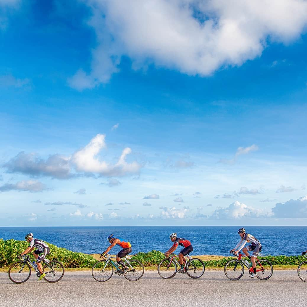 マリアナ政府観光局のインスタグラム：「ヘル・オブ・マリアナが帰ってきた！🚵‍ 　　　　　　　　　　　　 走行距離100km、獲得標高1700ｍのまさに地獄のような過酷なレース「Hell of the Marianas」が、今年、4年ぶりにサイパンで開催されます。 　　　　　　　　　　　　 地獄のように苦しいレース中も、ふと横を見ると青い海や豊かな緑の美しい自然、サイパンの鮮やかな風景が目に入り体に力が湧いてくると人気を博し、世界中から参加者が集まるヘル・オブ・マリアナ。 前回大会の2019年は11の国と地域から参加者が集まり、15名を超すプロライダーを筆頭にレベルの高いレースが繰り広げられました。 　　　　　　　　　　　　 そんな南の島の過酷なレース、ヘル・オブ・マリアナ、今年はショートコースのレースが開催されます！ 　　　　　　　　　　　　 今までの半分の距離を走るショートコースと言えどもその距離は50km。ロングライドのコースなので走りごたえは抜群です。 12月でも温暖な南の島、海外のレースで100kmを走りきれるか不安だった方は是非この機会にショートコース50kmに挑戦してみませんか？ 　　　　　　　　　　　　 一人で、仲間と一緒に、南の島サイパンのサイクルロードレースに参加して、いつもとひと味違った冬を楽しみましょう🚵‍♀ 　　　　　　　　　　　　 Hell of tha Marianas 開催日：12/2(土) 申込締切：2023/11/25 22:59(日本時間) 距離：ロング(100km)、ショート(50km) 参加費：11/15までは$60、11/16～11/25は$85 *参加Tシャツ、水、表彰式を兼ねたランチを含みます。 　　　　　　　　　　　　 ▼ 詳細＆申し込みはコチラ https://hellofthemarianas.com 　　　　　　　　　　　　 　　　　　　　　　　　　 #サイパン #ロードレース #サイクル #ロードバイク #マウンテンバイク #ロードレース大会  #スポーツ大会 #北マリアナ諸島 #ヘルオブマリアナ #サイクリングレース #マリアナ政府観光局  #saipan #cyclingrace #roadbike #cyclinglife #hellofthemarianas #cyclingphotos #northernmarianaislands」