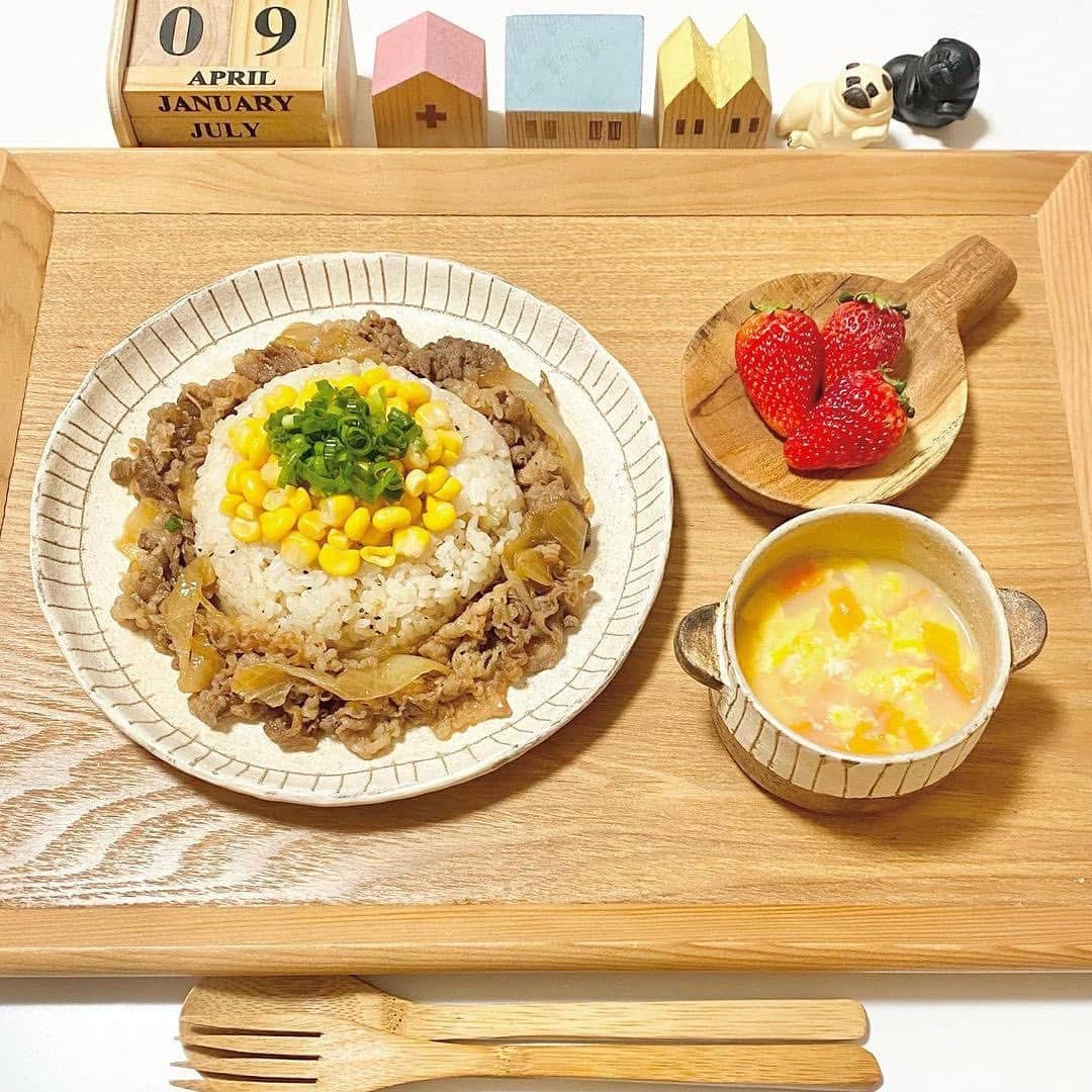 吉野家さんのインスタグラム写真 - (吉野家Instagram)「簡単に作りたい夜ご飯にも💓《ペッパーライス風ごはん》  📣 @_.yanacooking._ さんの投稿をご紹介！！ ぜひ参考にしてくださいね💗  ---- ⁡ 冷凍牛丼の具( 画像3枚目 )を使って ペッパーライス風ごはんを作りました 🍚 ･ ･ 𓍯 ペッパーライス風ごはん 𓍯 にんじんとたまごのスープ 𓍯 いちご ･ ･ 材料 (1人前) 🌷 ◾︎ 吉野家 冷凍牛丼の具 / 1個 ◾︎ バター / 小さじ2 ◾︎ ごはん / 200g ◾︎ にんにく / チューブ4cm ◾︎ ブラックペッパー / 少々 ◾︎ コーン、小ネギ / お好みで ･ レシピ 🌷 ❶ 牛丼の具を裏面の記載に沿ってレンジで解凍しておく ❷ フライパンにバターをのせ、弱火で熱して溶かす ❸ バターが溶けたらごはん、にんにく、ブラックペッパーを加えて混ぜる ❹ 解凍した牛丼の具の汁を大さじ1取り、フライパンに加えてさらに混ぜる ❺ ごはんをお皿に盛る ❻ フライパンに残りの牛丼の具を入れ、汁気が飛ぶまで中火で炒める ❼ ごはんの周りに牛丼の具を盛る ❽ ごはんの上にコーン、小ネギを盛る  ～～～～～～～～～～～～～～～～～～～～～～～  #おうち吉野家 は忙しいママとパパの味方！  皆さんの#おうち吉野家 を使ったレシピをご紹介中🍀 吉野家冷凍食品でカンタンおいしいごはんを楽しもう♪ 定期便注文する人が急増中！のおうち吉野家を ぜひ公式サイトよりお買い求めください☺  公式サイトはプロフィールURLから🔽 @yoshinoya_co_jp  ～～～～～～～～～～～～～～～～～～～～～～～ #おうち吉野家 #吉野家冷凍牛丼の具 #吉野家冷凍牛丼 #おうちごはん #時短レシピ #簡単レシピ #アレンジレシピ #アレンジ料理 #yoshinoya #牛丼 #冷凍食品 #吉野家 #料理 #cooking #今日のおかず#家庭料理 #japanfood #japanesefood」6月15日 19時00分 - yoshinoya_co_jp