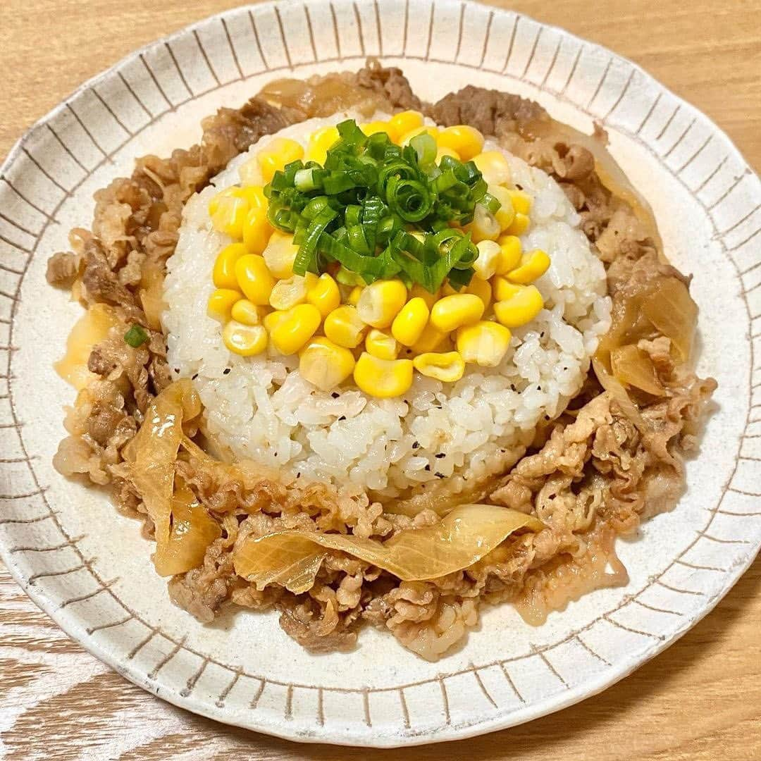 吉野家さんのインスタグラム写真 - (吉野家Instagram)「簡単に作りたい夜ご飯にも💓《ペッパーライス風ごはん》  📣 @_.yanacooking._ さんの投稿をご紹介！！ ぜひ参考にしてくださいね💗  ---- ⁡ 冷凍牛丼の具( 画像3枚目 )を使って ペッパーライス風ごはんを作りました 🍚 ･ ･ 𓍯 ペッパーライス風ごはん 𓍯 にんじんとたまごのスープ 𓍯 いちご ･ ･ 材料 (1人前) 🌷 ◾︎ 吉野家 冷凍牛丼の具 / 1個 ◾︎ バター / 小さじ2 ◾︎ ごはん / 200g ◾︎ にんにく / チューブ4cm ◾︎ ブラックペッパー / 少々 ◾︎ コーン、小ネギ / お好みで ･ レシピ 🌷 ❶ 牛丼の具を裏面の記載に沿ってレンジで解凍しておく ❷ フライパンにバターをのせ、弱火で熱して溶かす ❸ バターが溶けたらごはん、にんにく、ブラックペッパーを加えて混ぜる ❹ 解凍した牛丼の具の汁を大さじ1取り、フライパンに加えてさらに混ぜる ❺ ごはんをお皿に盛る ❻ フライパンに残りの牛丼の具を入れ、汁気が飛ぶまで中火で炒める ❼ ごはんの周りに牛丼の具を盛る ❽ ごはんの上にコーン、小ネギを盛る  ～～～～～～～～～～～～～～～～～～～～～～～  #おうち吉野家 は忙しいママとパパの味方！  皆さんの#おうち吉野家 を使ったレシピをご紹介中🍀 吉野家冷凍食品でカンタンおいしいごはんを楽しもう♪ 定期便注文する人が急増中！のおうち吉野家を ぜひ公式サイトよりお買い求めください☺  公式サイトはプロフィールURLから🔽 @yoshinoya_co_jp  ～～～～～～～～～～～～～～～～～～～～～～～ #おうち吉野家 #吉野家冷凍牛丼の具 #吉野家冷凍牛丼 #おうちごはん #時短レシピ #簡単レシピ #アレンジレシピ #アレンジ料理 #yoshinoya #牛丼 #冷凍食品 #吉野家 #料理 #cooking #今日のおかず#家庭料理 #japanfood #japanesefood」6月15日 19時00分 - yoshinoya_co_jp