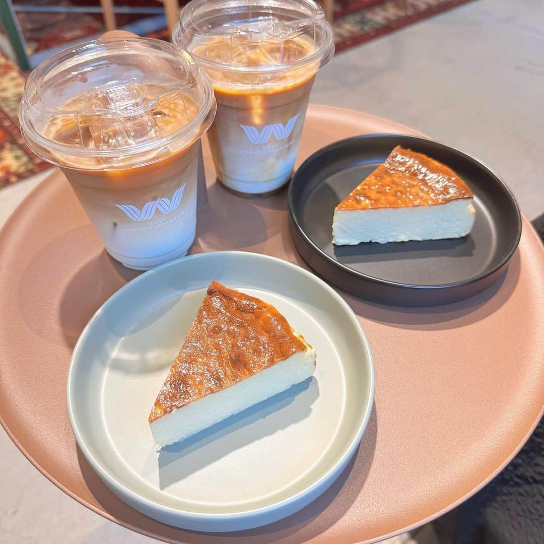八木沙季のインスタグラム：「🤍🤍  ここのチーズケーキおいしすぎた🥹🫶🏻 カフェラテとの相性もばつぐん💯 居心地良くてつい長居してしまいました😀  #渋谷カフェ  #wavycoffeeroasters  #チーズケーキ」