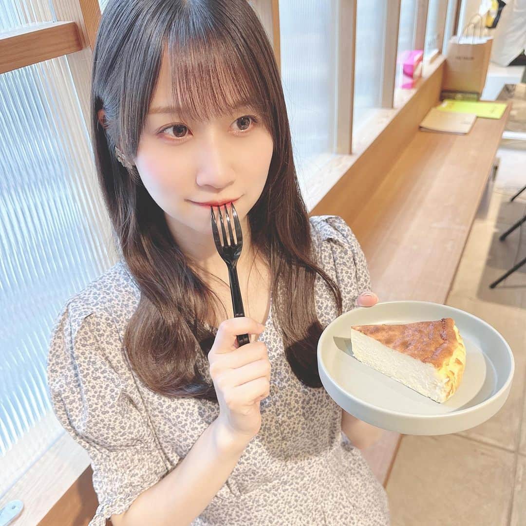 八木沙季さんのインスタグラム写真 - (八木沙季Instagram)「🤍🤍  ここのチーズケーキおいしすぎた🥹🫶🏻 カフェラテとの相性もばつぐん💯 居心地良くてつい長居してしまいました😀  #渋谷カフェ  #wavycoffeeroasters  #チーズケーキ」6月15日 19時01分 - saki_yagi531