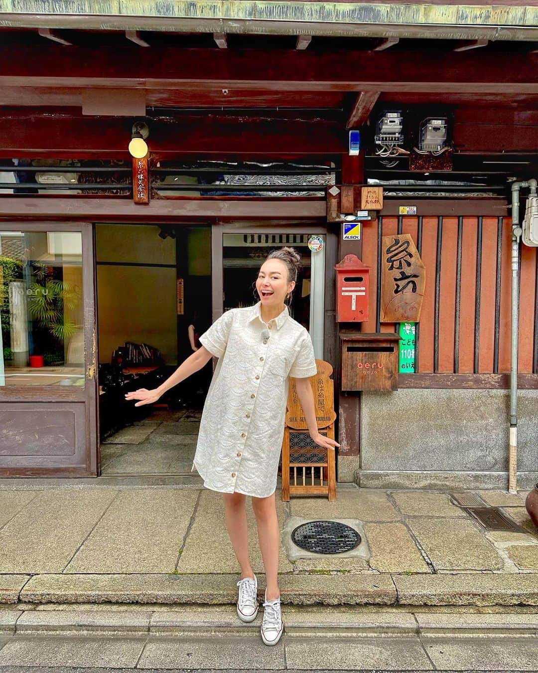 シャウラのインスタグラム：「昨日は日帰りで京都ロケでした。NHK WORLD のデザインストーリーズ見てね。✨ Went to Kyoto for the day to shoot a new episode of Design X Stories! Watch the show On Demand on the NHK WORLD site! ❤️ #nhkworld #designstories #kyoto #japan #京都」
