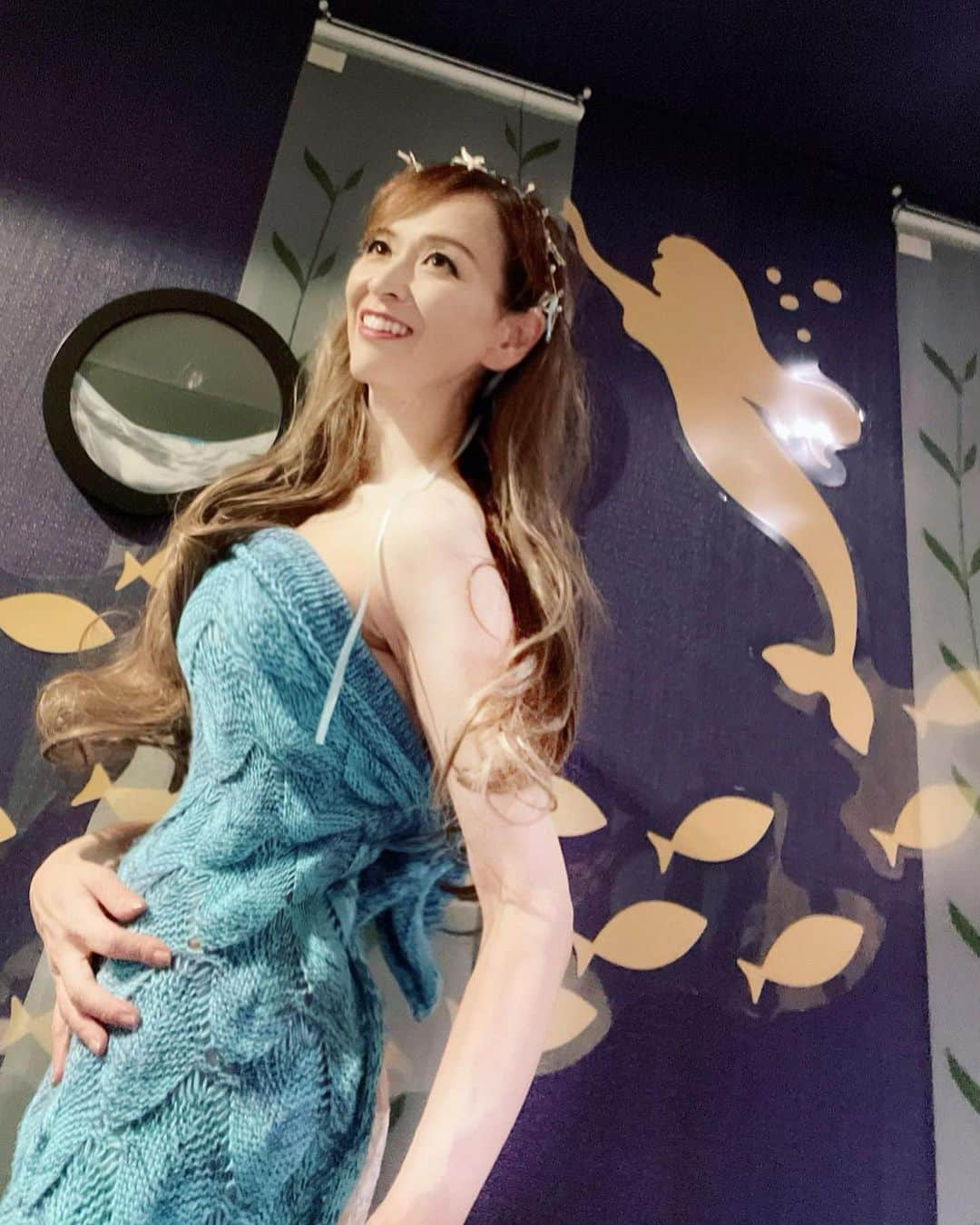 里井真由美さんのインスタグラム写真 - (里井真由美Instagram)「🧜‍♀️今年もマーメイドになりました〜🧜‍♀️  超人気💙東京ベイ東急ホテルの「マーメイドルーム」にお泊まりでございます〜 @tokyobaytokyuhotel   5/27からご予約始まってますよー🧜‍♀️🧜‍♀️  昨年も あっという間にご予約埋まってしまった 超〜人気のコンセプトルームです🤍  大好きな海💙💙 マーメイド気分に浸っております〜🧜‍♀️🧜‍♀️🧜‍♀️🧜‍♀️💙🧜‍♀️🧜‍♀️  衣装もカチューシャもお部屋にセッティングされているので、あっという間にマーメイドになれちゃいます🧜‍♀️💙🩵  🔻  「海遊感」をテーマに神秘的な「サブマリンルーム」で、今年は更にバージョンアップ⤴️  ベッドサイドのデコレーションや、ソファーや壁周りもマーメイドが過ごす深い海をイメージさせる瑠璃色〜💙  キラキラ小物や貝殻のクッション、可愛い🐙タコちゃんに囲まれながら〜神秘的な海底の世界観を楽しめます🩵  衣装はお子様用の小さめサイズもリクエストできます。夏休み期間にもぜひ🤍  朝食はビュッフェ形式で、和洋中のお料理が好きなだけ頂けます🤍 個人的に、蒸し野菜やサラダ、フレッシュな果物や和惣菜、特製の卵料理、パンケーキには小豆トッピングが推し😋🤍  。。。  →最後の画像🤍🩵 ホテル内では「ぬい撮り」ぬいぐるみと一緒に撮影できるスポットもございますよ〜 私は1人で自撮りしちゃいましたが🤣 ぜひ楽しまれてくださいね〜🩵💙🤍  。。。  詳細は公式サイトから @tokyobaytokyuhotel   https://www.tokyuhotels.co.jp/tokyobay-h/information/102518/index.html  。。。  東京ベイ東急ホテル 〒279-0013　千葉県浦安市日の出7-2-3 TEL: 047-390-0109　 FAX: 047-314-8071 JR京葉線「新浦安駅」から無料シャトルバスで約10分 東京ディズニーリゾート®から無料シャトルバスで約25分 首都高速湾岸線＜浦安出口＞から約15分、東関東自動車道＜湾岸市川出口＞から約20分  。。。  #東京ベイ東急ホテル #tokyobaytokyuhotel #マーメイドルーム  #pr#マーメイド#ホテルライク#ホテル好きな人と繋がりたい #ホテル好き#マーメイド#リトルマーメイド#人魚姫#里井真由美#フードジャーナリスト里井真由美#japan#japanese #japantravel #japanesegirl #marmaid #marmaidroom」6月15日 19時14分 - mayumi.satoi