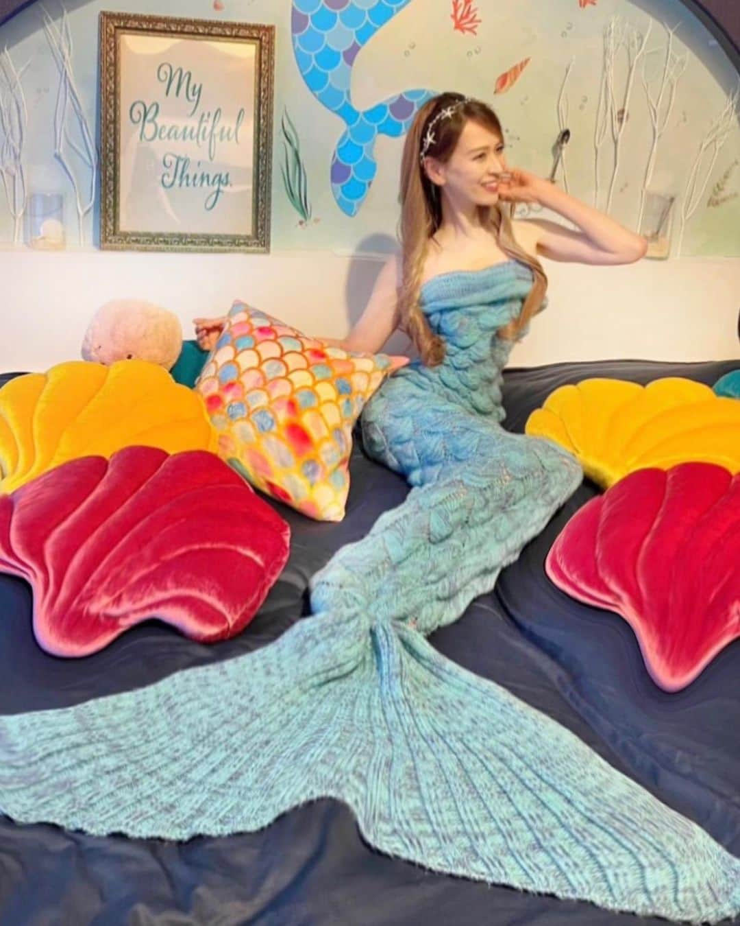 里井真由美さんのインスタグラム写真 - (里井真由美Instagram)「🧜‍♀️今年もマーメイドになりました〜🧜‍♀️  超人気💙東京ベイ東急ホテルの「マーメイドルーム」にお泊まりでございます〜 @tokyobaytokyuhotel   5/27からご予約始まってますよー🧜‍♀️🧜‍♀️  昨年も あっという間にご予約埋まってしまった 超〜人気のコンセプトルームです🤍  大好きな海💙💙 マーメイド気分に浸っております〜🧜‍♀️🧜‍♀️🧜‍♀️🧜‍♀️💙🧜‍♀️🧜‍♀️  衣装もカチューシャもお部屋にセッティングされているので、あっという間にマーメイドになれちゃいます🧜‍♀️💙🩵  🔻  「海遊感」をテーマに神秘的な「サブマリンルーム」で、今年は更にバージョンアップ⤴️  ベッドサイドのデコレーションや、ソファーや壁周りもマーメイドが過ごす深い海をイメージさせる瑠璃色〜💙  キラキラ小物や貝殻のクッション、可愛い🐙タコちゃんに囲まれながら〜神秘的な海底の世界観を楽しめます🩵  衣装はお子様用の小さめサイズもリクエストできます。夏休み期間にもぜひ🤍  朝食はビュッフェ形式で、和洋中のお料理が好きなだけ頂けます🤍 個人的に、蒸し野菜やサラダ、フレッシュな果物や和惣菜、特製の卵料理、パンケーキには小豆トッピングが推し😋🤍  。。。  →最後の画像🤍🩵 ホテル内では「ぬい撮り」ぬいぐるみと一緒に撮影できるスポットもございますよ〜 私は1人で自撮りしちゃいましたが🤣 ぜひ楽しまれてくださいね〜🩵💙🤍  。。。  詳細は公式サイトから @tokyobaytokyuhotel   https://www.tokyuhotels.co.jp/tokyobay-h/information/102518/index.html  。。。  東京ベイ東急ホテル 〒279-0013　千葉県浦安市日の出7-2-3 TEL: 047-390-0109　 FAX: 047-314-8071 JR京葉線「新浦安駅」から無料シャトルバスで約10分 東京ディズニーリゾート®から無料シャトルバスで約25分 首都高速湾岸線＜浦安出口＞から約15分、東関東自動車道＜湾岸市川出口＞から約20分  。。。  #東京ベイ東急ホテル #tokyobaytokyuhotel #マーメイドルーム  #pr#マーメイド#ホテルライク#ホテル好きな人と繋がりたい #ホテル好き#マーメイド#リトルマーメイド#人魚姫#里井真由美#フードジャーナリスト里井真由美#japan#japanese #japantravel #japanesegirl #marmaid #marmaidroom」6月15日 19時14分 - mayumi.satoi