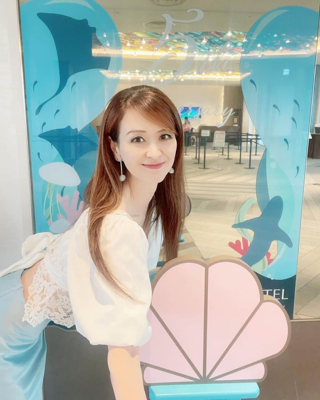 里井真由美さんのインスタグラム写真 - (里井真由美Instagram)「🧜‍♀️今年もマーメイドになりました〜🧜‍♀️  超人気💙東京ベイ東急ホテルの「マーメイドルーム」にお泊まりでございます〜 @tokyobaytokyuhotel   5/27からご予約始まってますよー🧜‍♀️🧜‍♀️  昨年も あっという間にご予約埋まってしまった 超〜人気のコンセプトルームです🤍  大好きな海💙💙 マーメイド気分に浸っております〜🧜‍♀️🧜‍♀️🧜‍♀️🧜‍♀️💙🧜‍♀️🧜‍♀️  衣装もカチューシャもお部屋にセッティングされているので、あっという間にマーメイドになれちゃいます🧜‍♀️💙🩵  🔻  「海遊感」をテーマに神秘的な「サブマリンルーム」で、今年は更にバージョンアップ⤴️  ベッドサイドのデコレーションや、ソファーや壁周りもマーメイドが過ごす深い海をイメージさせる瑠璃色〜💙  キラキラ小物や貝殻のクッション、可愛い🐙タコちゃんに囲まれながら〜神秘的な海底の世界観を楽しめます🩵  衣装はお子様用の小さめサイズもリクエストできます。夏休み期間にもぜひ🤍  朝食はビュッフェ形式で、和洋中のお料理が好きなだけ頂けます🤍 個人的に、蒸し野菜やサラダ、フレッシュな果物や和惣菜、特製の卵料理、パンケーキには小豆トッピングが推し😋🤍  。。。  →最後の画像🤍🩵 ホテル内では「ぬい撮り」ぬいぐるみと一緒に撮影できるスポットもございますよ〜 私は1人で自撮りしちゃいましたが🤣 ぜひ楽しまれてくださいね〜🩵💙🤍  。。。  詳細は公式サイトから @tokyobaytokyuhotel   https://www.tokyuhotels.co.jp/tokyobay-h/information/102518/index.html  。。。  東京ベイ東急ホテル 〒279-0013　千葉県浦安市日の出7-2-3 TEL: 047-390-0109　 FAX: 047-314-8071 JR京葉線「新浦安駅」から無料シャトルバスで約10分 東京ディズニーリゾート®から無料シャトルバスで約25分 首都高速湾岸線＜浦安出口＞から約15分、東関東自動車道＜湾岸市川出口＞から約20分  。。。  #東京ベイ東急ホテル #tokyobaytokyuhotel #マーメイドルーム  #pr#マーメイド#ホテルライク#ホテル好きな人と繋がりたい #ホテル好き#マーメイド#リトルマーメイド#人魚姫#里井真由美#フードジャーナリスト里井真由美#japan#japanese #japantravel #japanesegirl #marmaid #marmaidroom」6月15日 19時14分 - mayumi.satoi