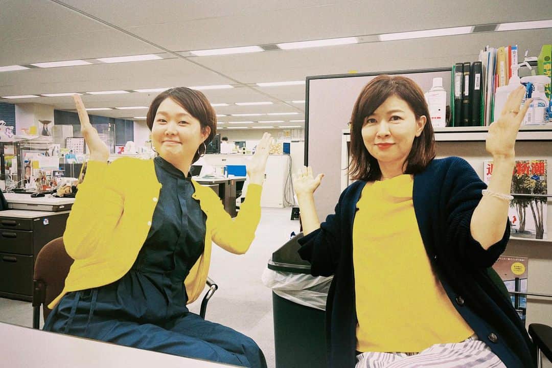 MBSアナウンサー公式のインスタグラム：「🟡🟦 黄色と紺色のコーデが よく似合う 松井アナと松本アナ。  この色使い、 最近どこかで見たなと思いながら、 なかなか結論が出ませんでした。  後から思えば、 Tポイントと統合した Vポイントでした！  スッキリした！  #アナウンサー #Vポイント #ニュースで見たやつ」