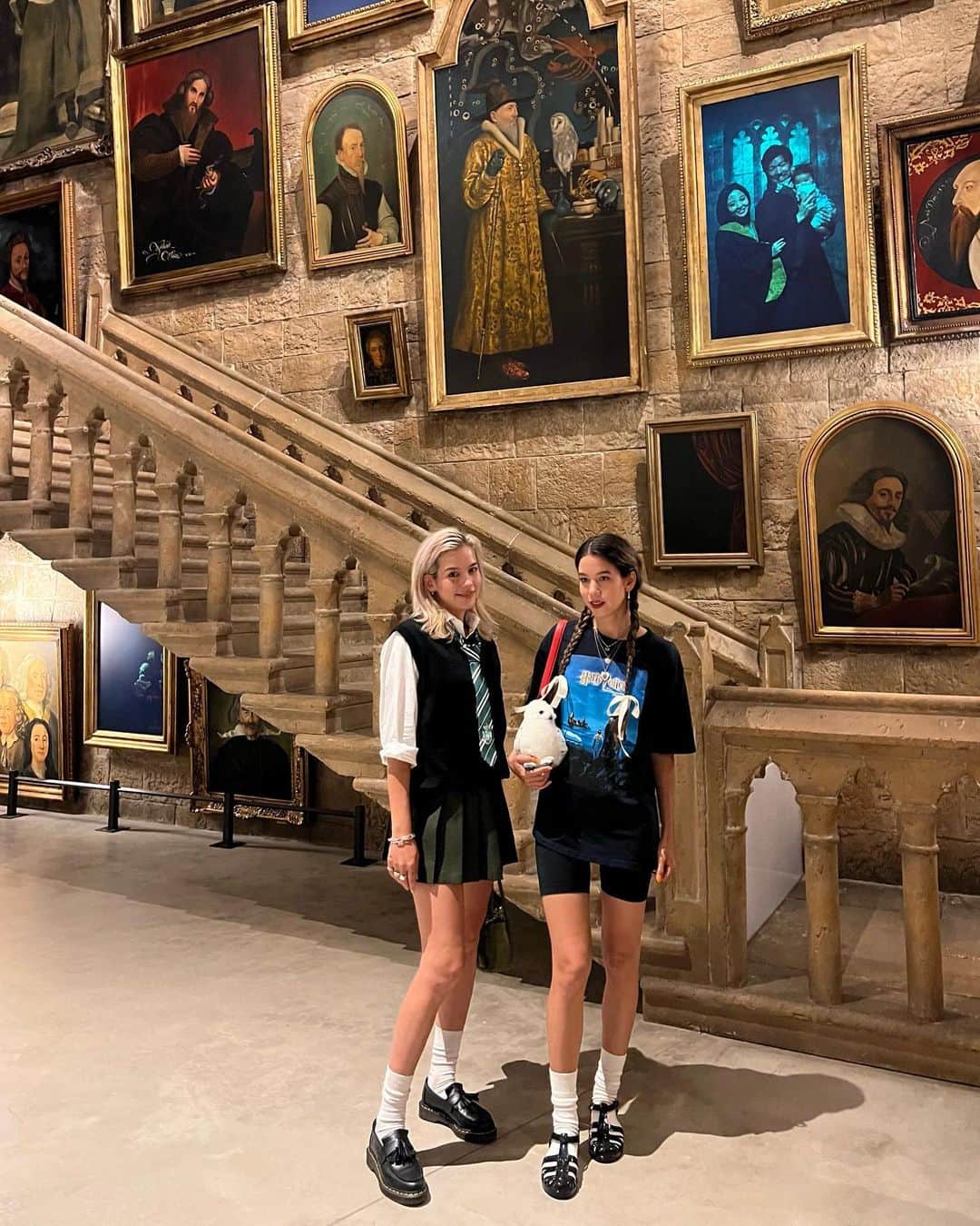Satomi Biancaのインスタグラム：「🏰🧹🪄🎞   　　 The Making of Harry Potter 　　 大好きな映画の世界観も裏側も見れて体験出来て最高だったなー♥️ 　　　　 　　 映画はもう何度も観たから、 今日から原作読み始めた📚🔥 　　  ちなみに推しはマルフォイなので スリザリンにした🐍💚    #ハリーポッター #harrypotter  #ハリポタツアー #ワーナーブラザーズスタジオツアー」