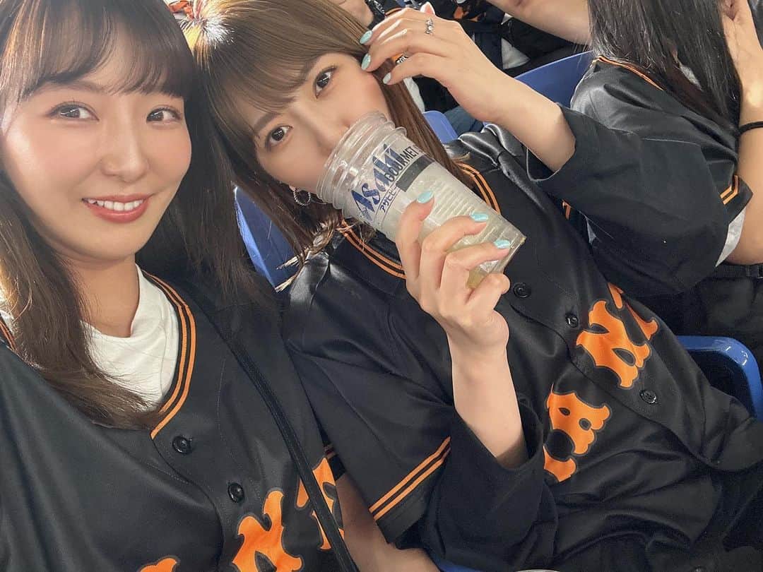 戸島花のインスタグラム：「⚾️🍺  球場で野球を観ながら飲むお酒が1番うまい説を唱えていこう  #東京ドーム #巨人戦」