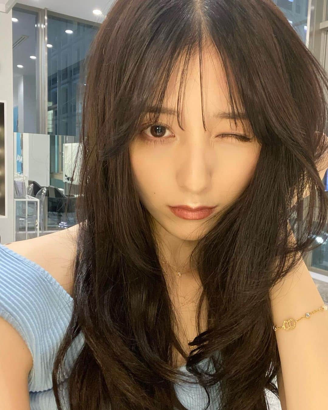 吉井美優のインスタグラム：「． 久しぶりの前髪 👧🏻🩵 カラーもしてもらって復活 ゆきちゃんいつもありがと ♡ @yuki__hayakawa   今月もまつげと眉のメンテナンス くるんくるんで最高です 有難う御座いました 👀✨ @yui.eye」