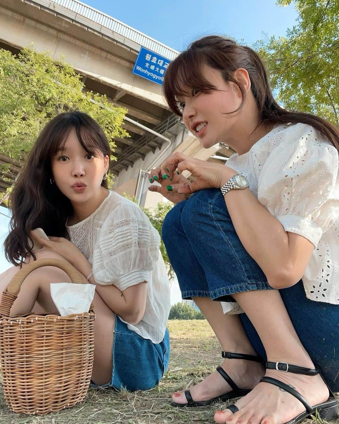 nanaのインスタグラム：「아쉽게 블라우스는 원단 문제로 이번 여름에  굿바이 했지만 이날 한강은 정말 좋았거든🐷  바지는 덴투 팬츠 엠사이즈였뜌」