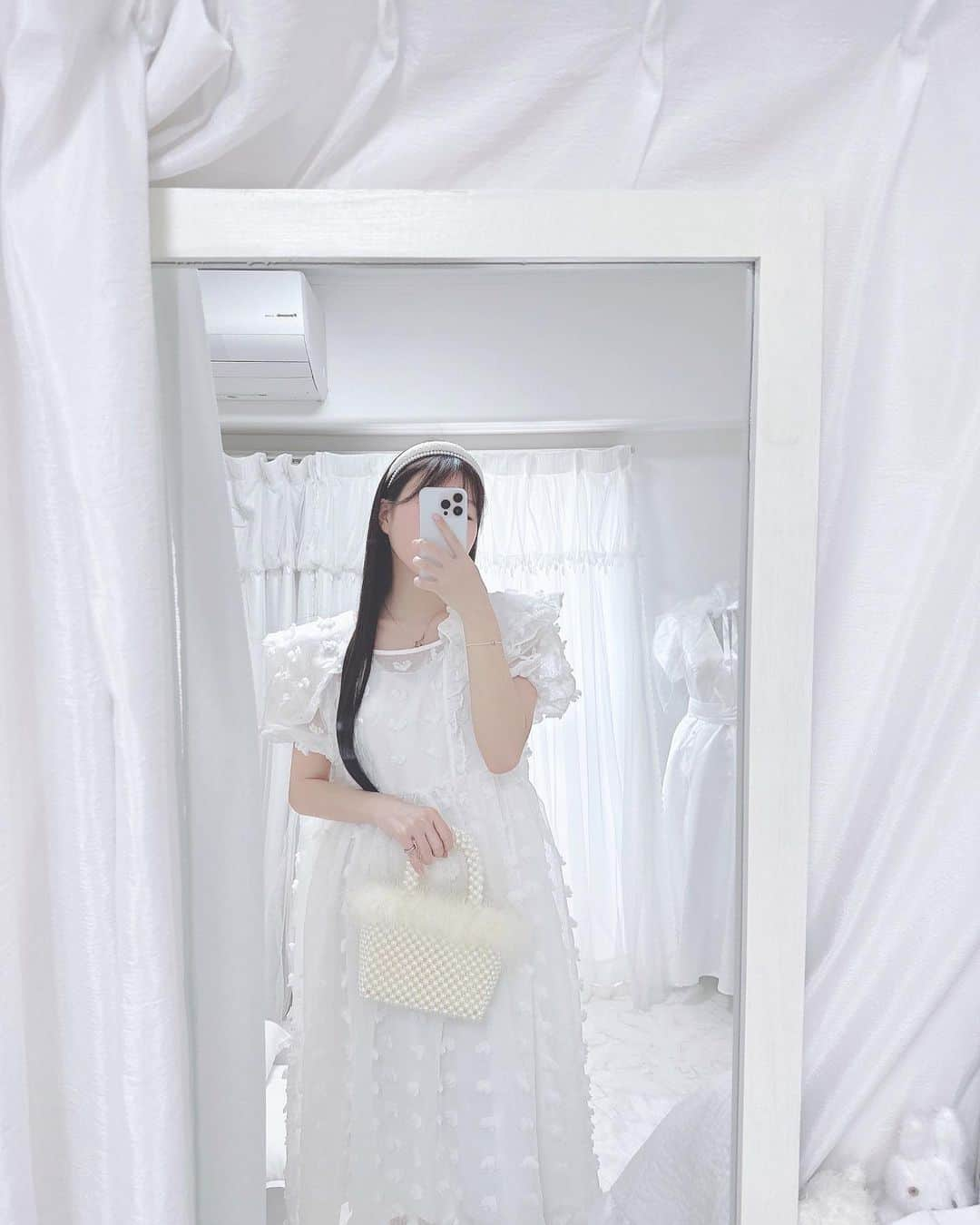 月森世菜さんのインスタグラム写真 - (月森世菜Instagram)「Favorite white and pearl bags♡ お気に入りの鞄まとめ♡  ♡ ♡ ♡  #ootd #fashion #bag #vogue #ホワイトコーデ #かばん #ミニバッグ #thevirgins #バニティバッグ #パールアクセサリー #巾着 #巾着バッグ #リボンブラウス #モデル #春夏コーデ」6月15日 19時14分 - seina.tsukimori