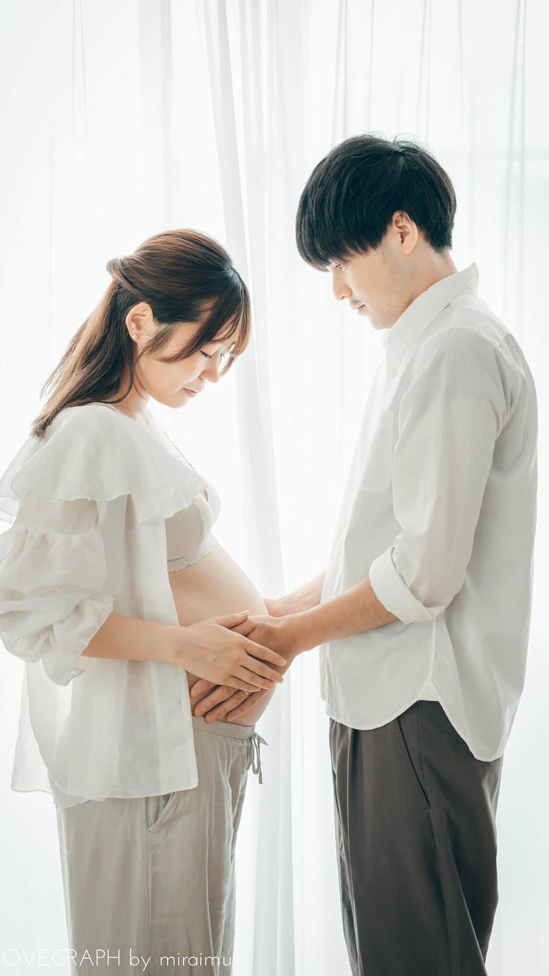 Lovegraph［ラブグラフ］のインスタグラム：「ㅤㅤㅤもうすぐパパとママになる 不安と楽しみが詰まったこの期間に 残しておきたい最初の家族写真🤰 ㅤㅤㅤ お腹を隠したナチュラルなマタニティフォトから 可愛くペイントしたポップなマタニティフォトまで 撮影可能です☺️🙏🏻✨ ㅤㅤㅤ ୨୧┈┈┈┈୨୧ ㅤㅤㅤㅤㅤㅤ 出張撮影Lovegraphの公式アカウントです❁︎ ㅤㅤㅤ カップル・ウェディング・ファミリー・プロフィール写真など様々なジャンルの撮影を受付中📸💫 ㅤㅤㅤ 撮影予約はプロフィールURLからどうぞ☺️✈️ @lovegraph_me ㅤㅤㅤ ୨୧┈┈┈┈୨୧ ㅤㅤㅤ #Lovegraph #ラブグラフ #幸せな瞬間をもっと世界に ㅤㅤㅤ #出張カメラマン #ロケーションフォト #マタニティコーデ #マタニティフォト #ぷんにーらいふ #マタニティライフ #妊娠記録」