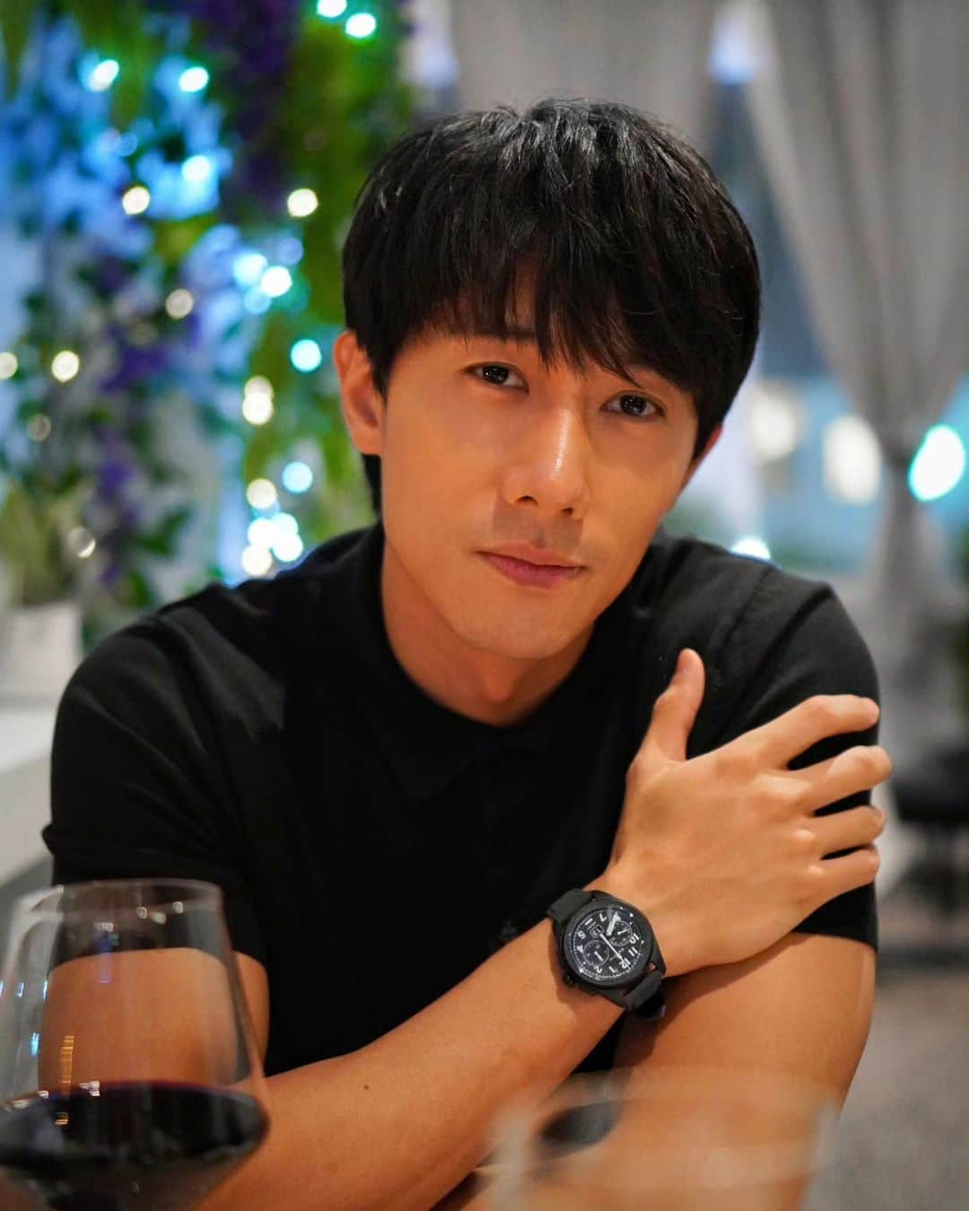 デスモンド・タンのインスタグラム：「Always find time to celebrate the little victories and cherish the moments that bring joy. 🥂✨   Timepiece:  ZENITH Pilot Big Date Flyback. Crafted in a 42.5mm black ceramic case. Powered by the El Primero 3652 automatic high-frequency chronograph calibre.   #Zenith #ZenithWatches #PilotChronograph #TheSkyIsYours」