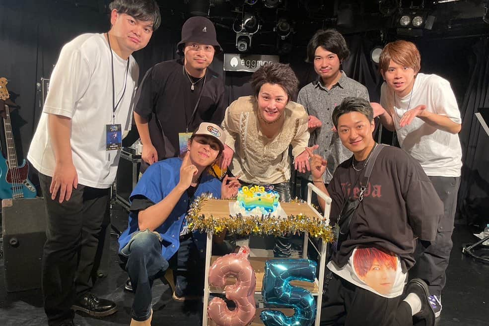 古屋敬多さんのインスタグラム写真 - (古屋敬多Instagram)「『Keita's Birthday Live 〜TWINkle STAR〜』初のバースデーソロライブでした☆彡 ご来場、応援、お祝いありがとうございました！  なにもかもソロで進行・制作していくことは初めてで。限られた時間の中で色んな方の手をお借りしてなんとか当日を迎えました。 そんなわけで始まるまではすごく不安だったんですが、みんなの顔を見た瞬間にそんな不安はどこかへ消え去りました！とにかくもー楽しくて、こんなにも愛されているということを心から感じました。  SPサプライズゲストとして1部はw-inds.の千葉涼平さん、2部はLeadメンバーの伸也がケーキを運んでくれて、最初から最後まで愛と幸せしかない空間でした✨  いつも愛をくれるLeaders、支えてくれたバンドメンバーにスタッフの皆さん、お祝いのメッセージをくれた皆様、35年前のこの日に産んでくれた両親に、大きな感謝を！  #けたぱ2023」6月15日 19時19分 - lead_keita