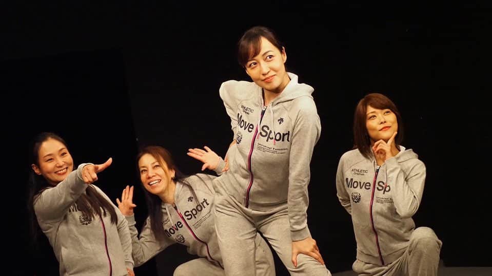 のインスタグラム：「#更地祭 #更地SAKURAⅦ 振り返り⑥  「アイドルセンター対決」 ラストネタでした。 今回やらせていただいたネタの中で、唯一、以前にもやらせていただいた事があるネタでした。 センター役、再び演じさせて頂けて嬉しかったです。 ダンスも前回よりも少しだけアレンジしていただきました。  カーテンコールでダブルをいただいた際に、何度か再度踊らせていただきました。  以上、 #更地SAKURAⅦ 私の出演ネタの振り返りでした。  明日からは #更地祭 後半戦 #更地18 が開幕されます。  下北沢ザ・スズナリにて 新作更地を是非お楽しみください。 私も楽しみに伺います！」
