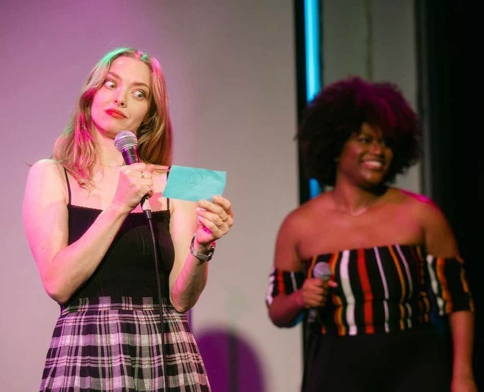 アマンダ・サイフリッドのインスタグラム：「A glorious @gayshamecomedy evening fundraising for @newrootsartists captured by @photojuice 🏳️‍🌈」