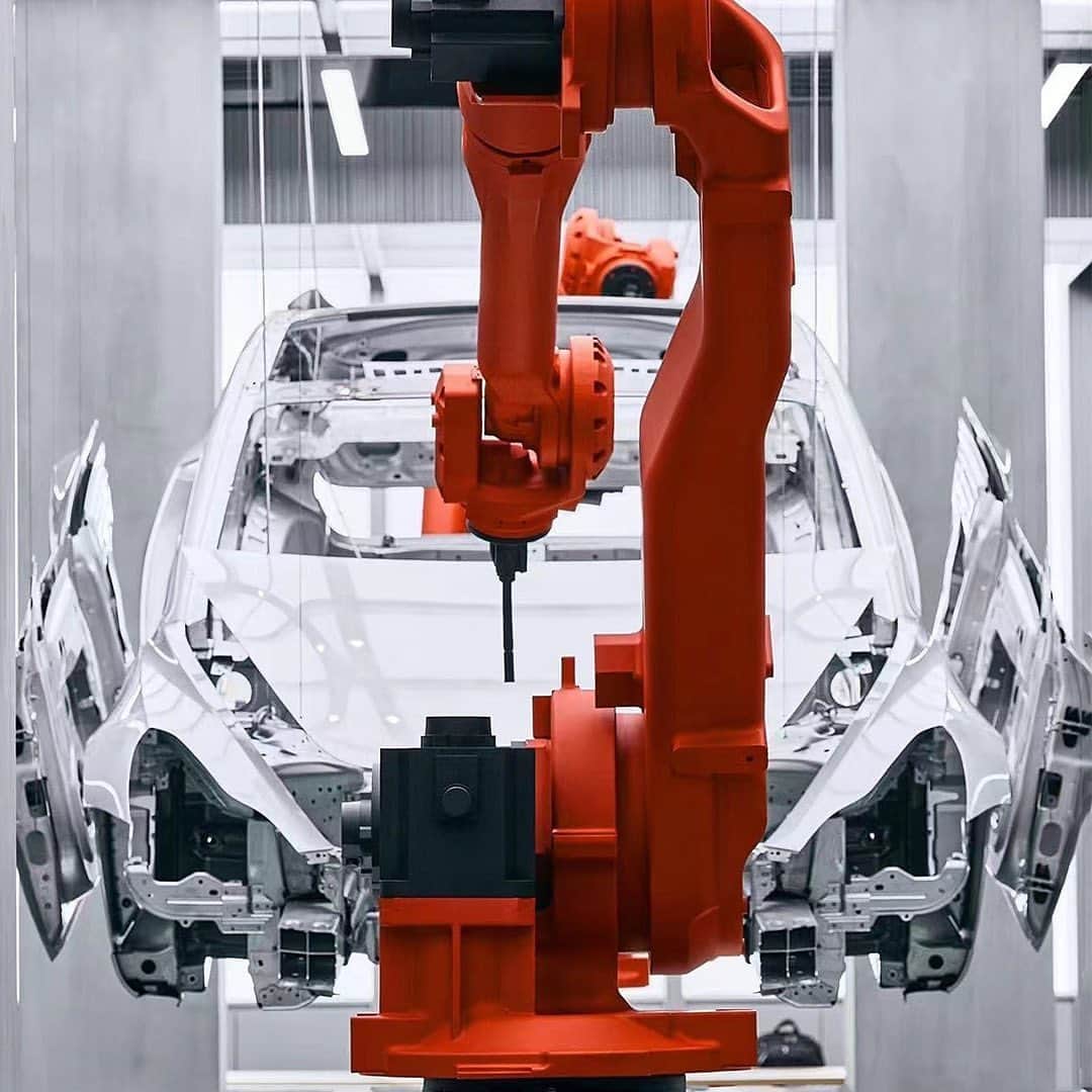 HYPEBEASTさんのインスタグラム写真 - (HYPEBEASTInstagram)「@hypedrive: @teslamotors has officially opened its first Giga Lab in Chengdu, China. The new retail model doubles as an interactive showroom where visitors can see how the brand’s iconic models are manufactured in just 45 seconds. Customers also have the option to purchase their own EVs should they choose to. ⁠ ⁠ The space itself features steel and concrete finishes, aiming to mimic the environment of Tesla’s Shanghai GigaFactory. An unfinished Tesla Model 3 chassis can be seen suspended in the middle of the space as it's accompanied by giant red robot arms as seen on the assembly lines. Individual car parts are also exhibited to educate visitors on the inner workings of the vehicles. Swipe to get a closer look.⁠ Photo: Tesla」6月15日 19時33分 - hypebeast