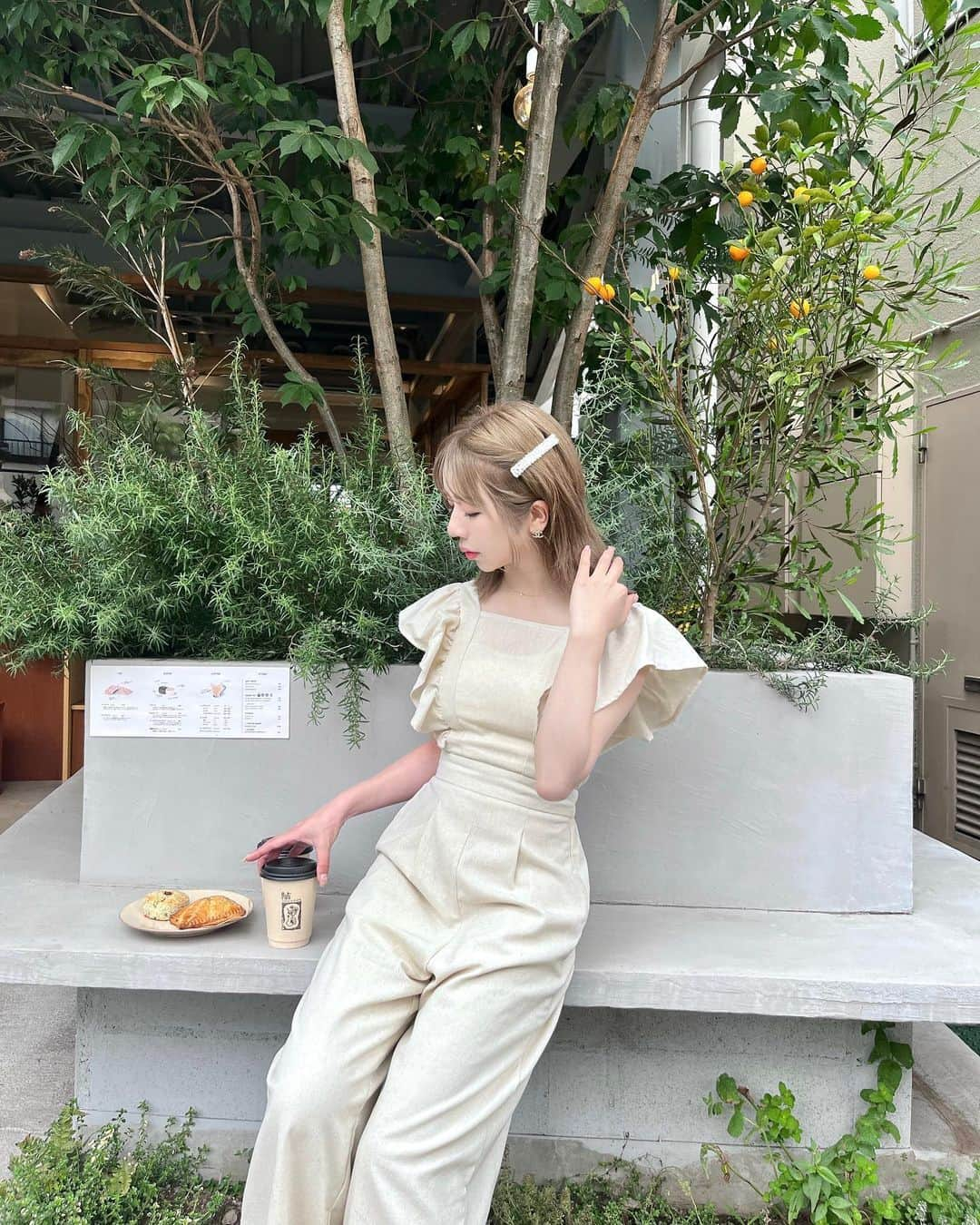 エリンコさんのインスタグラム写真 - (エリンコInstagram)「🌿 . モーニング🥐 朝からのんびりできた日🎀 . 世田谷区にある @pati_coffee.plants 🌿 ミートパイがとても美味しかった🥧 . ナチュラルな雰囲気にピッタリな オールインワンコーデ🤍 . ZOZOTOWNでセール中だよ🎀 @callautia_official  . #世田谷区 #世田谷区カフェ #三軒茶屋カフェ #三宿カフェ #オールインワンコーデ #东京 #时尚潮流 #可爱的 #えりんコーデ #えりんこヘアアレンジ #えりんこカフェ巡り #東京カフェ #東京スイーツ #カフェ巡り #カフェ #東京カフェ巡り #tokyo」6月15日 19時24分 - erinko0315