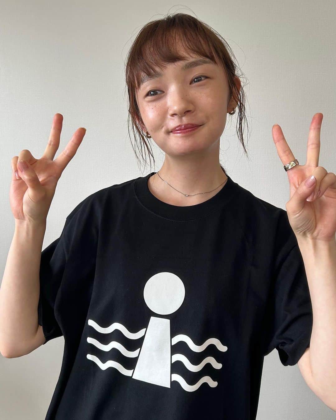 川村安奈のインスタグラム：「@tsukiakari501 さんのオリジナルTシャツ🌕 月光が水面に映っているところからインスピレーションを受けたそうです☺︎ 波打ってるデザインは、私が描く絵と共通していて(意味合いは違うかもしれませんが…)お気に入りになりました☺️  #me #tshirt #tsukiakari #Tシャツ #ブラック #コーディネート #fyp #おすすめ」
