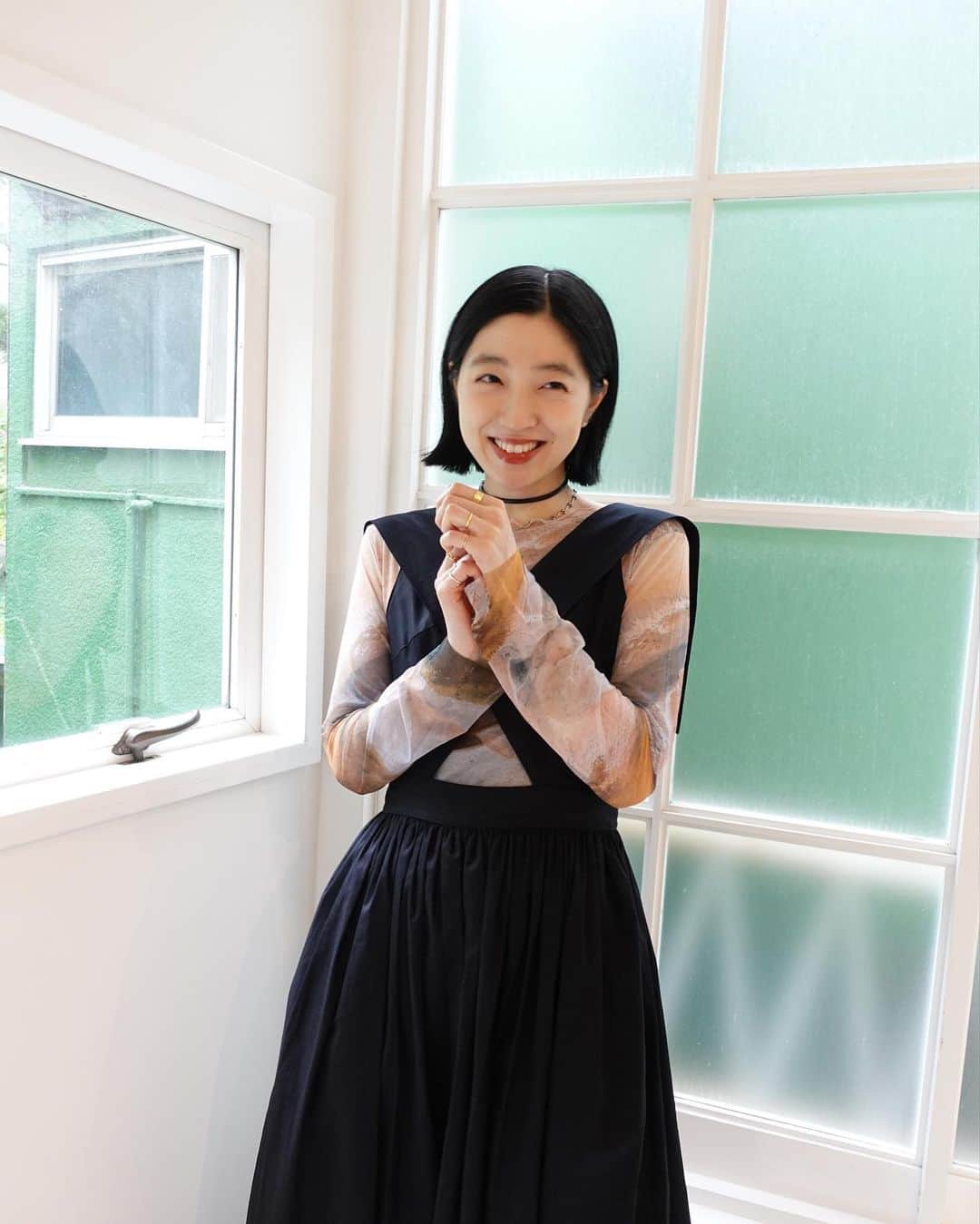 小谷実由のインスタグラム：「@sahara_japon のシアートップスが活躍する季節🌝いつも濃い色を選びがちだけどこんな肌馴染みの良い淡いピンクもいいな〜🍑 saharaチームのみんなに会うと話が止まらなくて写真を撮ってる間もゲラゲラと笑いが止まらない😂❤️‍🔥真顔は至難の業」