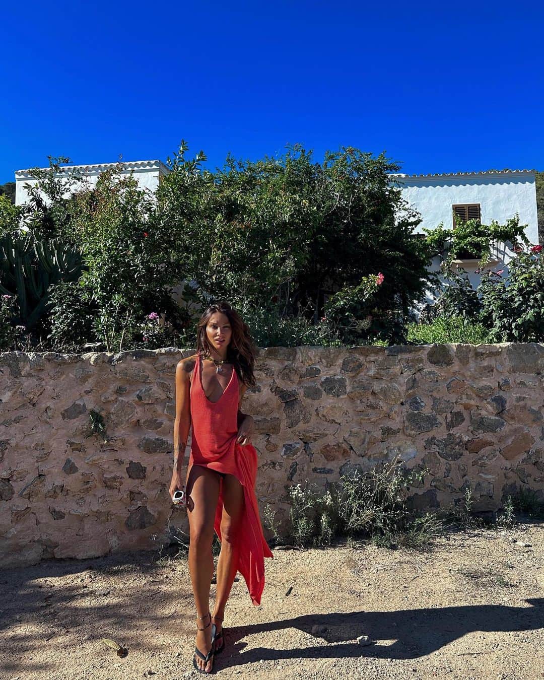 ルー・ティーズデールのインスタグラム：「🍑 @ibizasummervillas」
