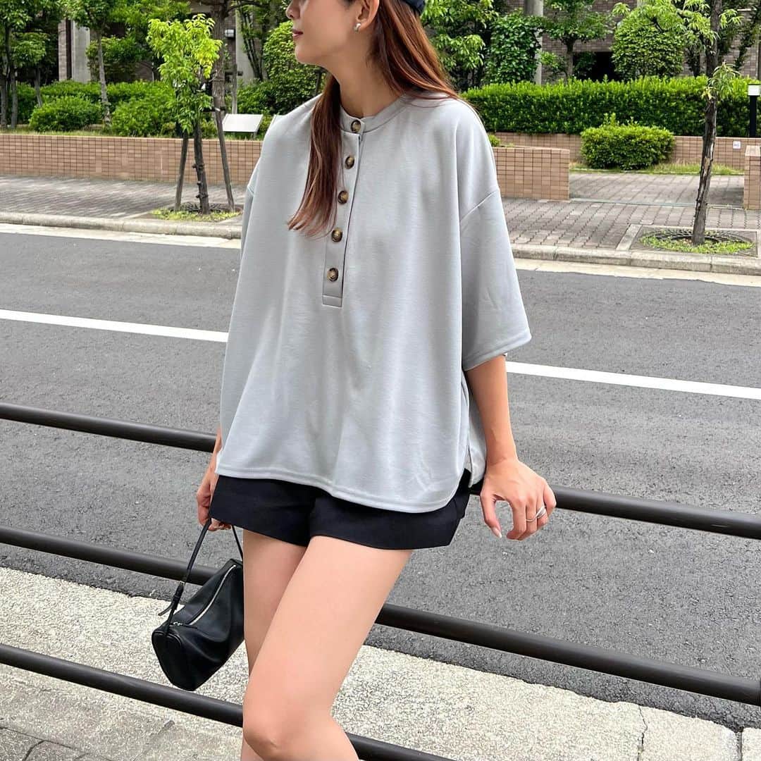 Nagiのインスタグラム：「ゆったりtopsにショートパンツ、足元はほぼ見えてないけどレインブーツ🤭  topsはユニセックス オーバーサイズで横幅や肩周りもかなりゆったりだから メンズの人にも🙆  tops. @classicalelf_official  　　 (グリーン Msize着) bottom. #zara shoes. chloe   #classicalelf#クラシカルエルフ#エルフコーデ #タイアップ #java #ジャバ#uniqlo #gu#ユニクロ #ジーユー #ザラ #zozo #zozotown #zozo購入品 #zozotown購入品 #プルオーバー #ヘンリートップス #オーバーサイズ#プチプラ#夏コーデ」