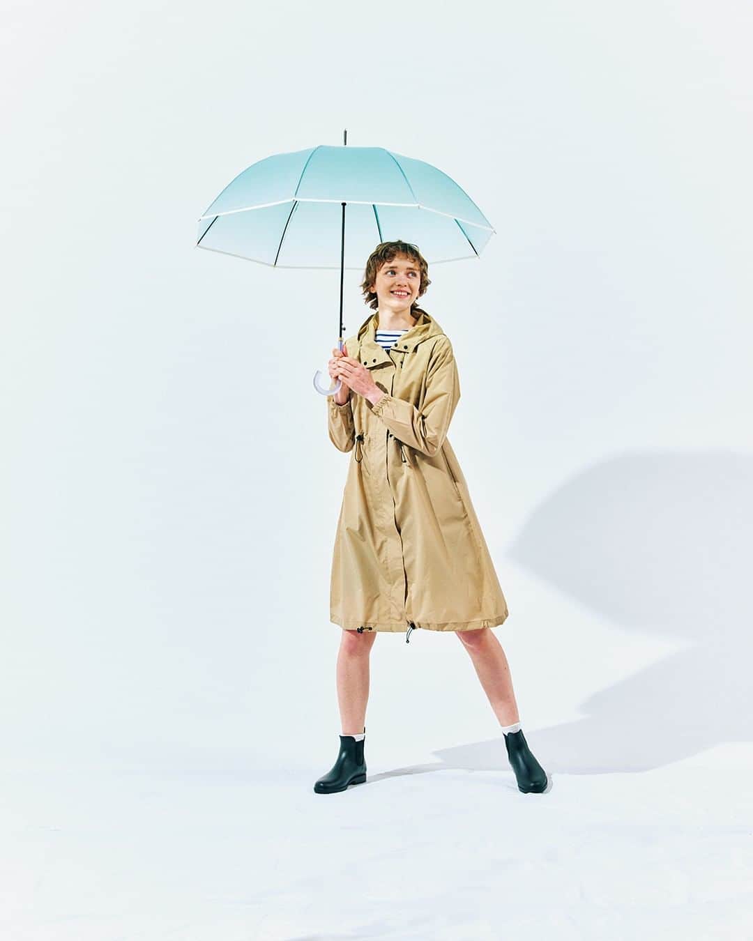 FUDGEのインスタグラム：「‣ ‣ ‣My favorite umbrellas 《Wpc.(ダブリュピーシー)》の傘と出掛けよう！ 雨が降ったり、日差しが強かったり、天候の変化が激しいこの季節。日本生まれのアンブレ ラブランド《ダブリュピーシー》の傘やウエアが一緒なら、そんな日もきっとハッピーに乗 り切れるはず! 機能的でいて、キュートなデザインのアイテムをチェックしてみて。  〔 PHOTO 01 〕 コスメボトルをイメージした、半透明の持ち手が手元を品よく涼しげに演出。化粧品から着 想を得た「コスメティックアンブレラ」は、みずみずしいブルーのグラデーションが一層フ レッシュムードを盛り上げる。ワンタッチで開くジャンプ式かつ、直径 101cm と安心感の あるサイズも嬉しい。  ✔︎ #傘￥3300 ✔︎ #レインコート￥5390 ✔︎ #レインブーツ￥4510 〰︎ 以上すべて Wpc. @wpc_official  〔 PHOTO 02 〕 傘を開くと鳥が一斉に飛び立つ《ダブリュピーシー》の人気パターンを用いた晴雨兼用傘。 UV カット率 100%で遮熱性にも優れているため、紫外線だけでなく熱中症対策にも重宝し てくれそう。北欧風のテキスタイルにバンブーハンドルを合わせた、クラシカルなルックス がいい感じ。  ✔︎ #折りたたみ傘￥4950 ✔︎ #ハンカチ￥770 〰︎ ともに Wpc. @wpc_official  #Wpcdrops #wpc傘 #wpc日傘 #PR  - - - - - - - - - - - - - - - 『FUDGE』2023年7月号は『 All About Summer この夏、“かわいい”をアップデート』特集。全国の書店、コンビニ、webで人気販売中です！◎ ぜひ最新号をゲットして @fudge_magazine をタグ付けしてくださいね！  《FUDGEの他のアカウントも更新中》 ⌎men'sFUDGE @mensfudge ⌎snap @fudge_snap ⌎online store @fudge_online_store  ⌎friend @fudge_friend  ⌎coffee @fudge_coffee  #fudge #ファッジ #fudge_magazine #洋服好きな人と繋がりたい #服好き #おしゃれ女子 #おしゃれ好き #お洒落好き #お洒落女子 #シャツ #Tシャツ #靴 #くつ #ボトム #トップス #コーディネート #カジュアルコーデ #夏コーデ #スカートコーデ #スニーカー #スニーカーコーデ」
