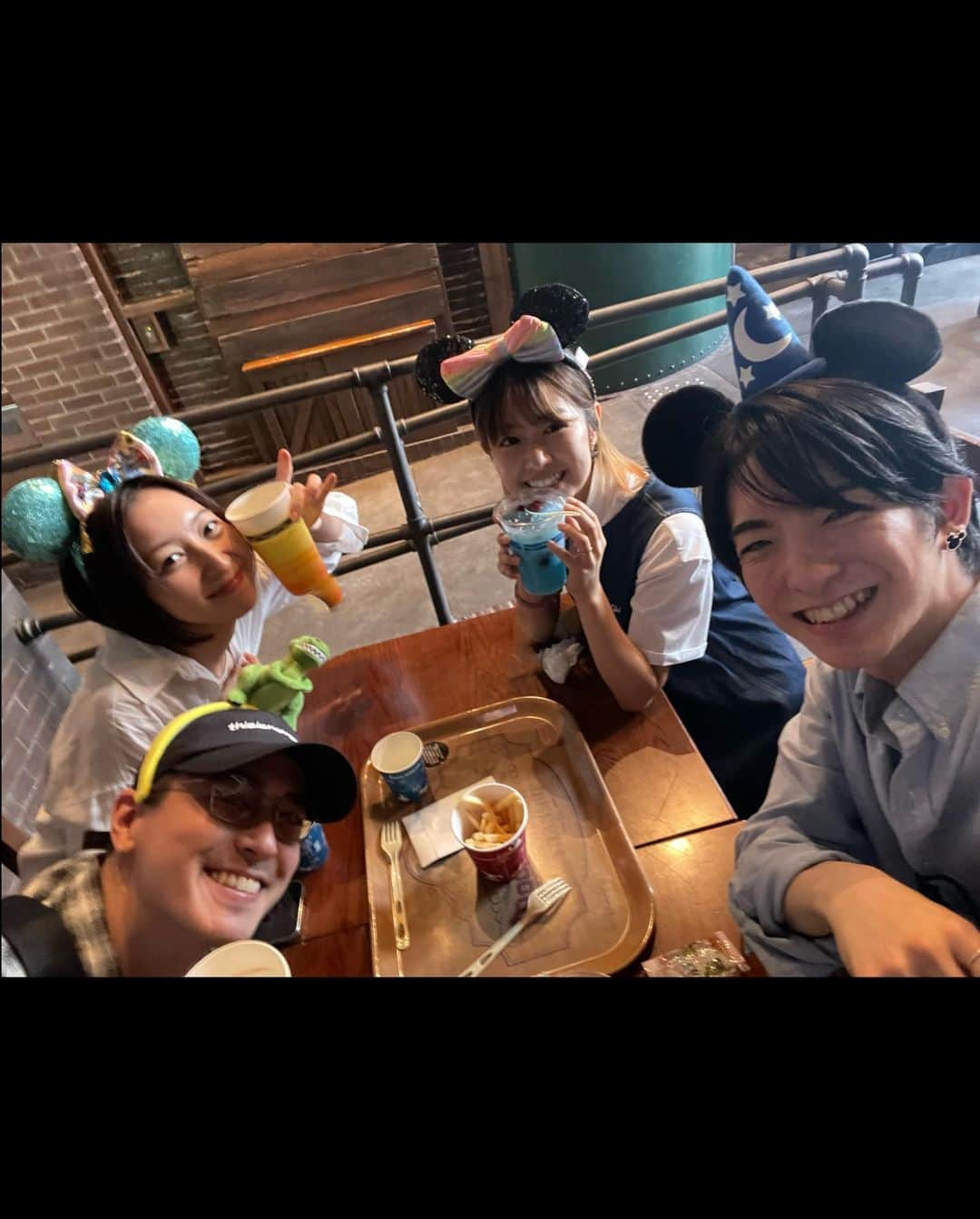 前田公輝さんのインスタグラム写真 - (前田公輝Instagram)「. Disney Sea  天てれ。  ドナルド生誕近かったから青シャツ  さいっ  こう  だ  心からリフレッシュ  ミッキーに少しでも近付けるように頑張ろ笑  #飯田里穂 #バーンズ勇気 #伊倉愛美 #Disney40周年  #天てれ30周年  #Disney創立100周年  #disney100」6月15日 19時36分 - maeda.gouki