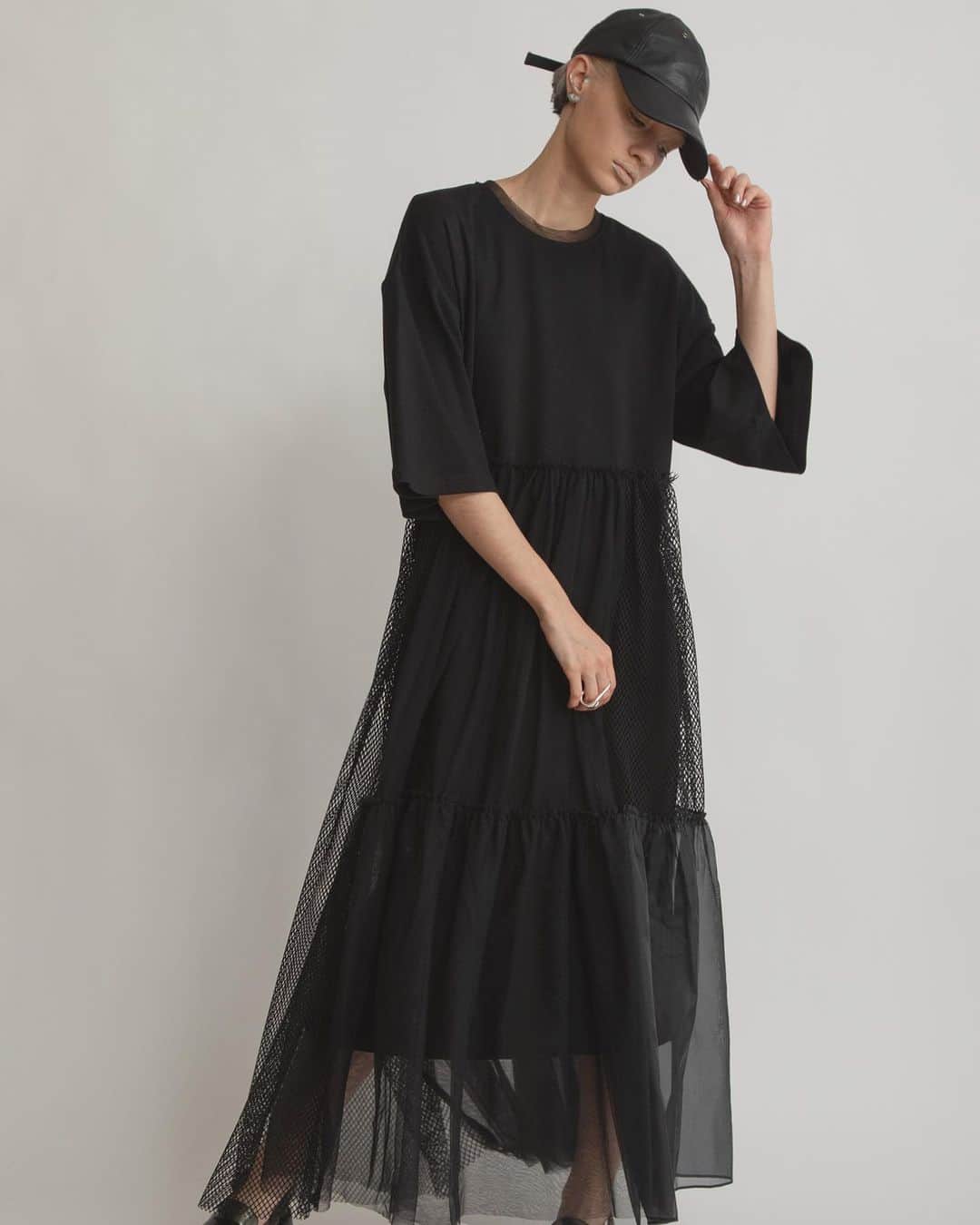 AULA AILAのインスタグラム：「【2023 HIGH SUMMER COLLECTION】  TULLE COMBINATION ONE PIECE COLOR BLACK SIZE 0 ¥26,400  コットンのTシャツワンピースに、チュール、オーガンジー、メッシュのコンビネーションスカートがドッキングされたワンピース。 ラフな印象の5分袖のビッグシルエットのTシャツと、フェミニンなシアー素材のティアードスカートで、ミックスされたニュアンスが素敵なアイテム。  襟ぐりもシアー感のあるチュールで、ワンピースがシアースカートよりも短いので、歩くと透けてエアリーな印象。  ✔️AULA AILA OFFICIAL WEB STOREにて HIGH SUMMER COLLECTIONアイテム展開中！」