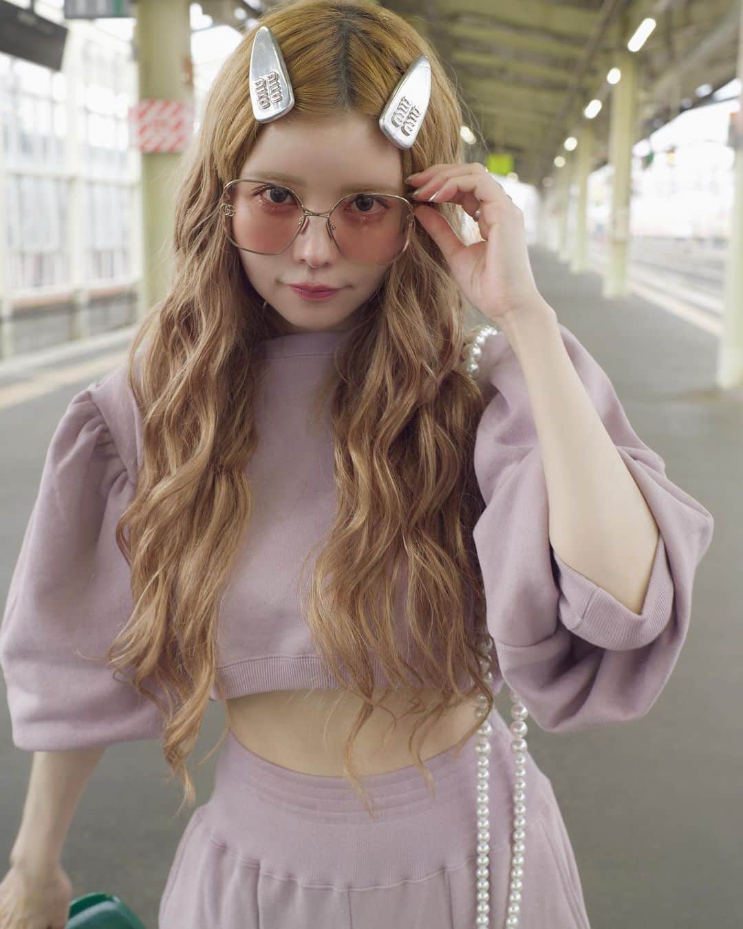 益若つばさのインスタグラム：「去年仙骨骨折でほぼ1年活動休止しててみんなに逢えなかったから、約束通り今年は会えるイベントやろうかと…！ ⁡ ということではじめて生誕祭やります！🥳🎉 ひゅー！！ ⁡ ⁡ ⁡ いや、場所とかこれから取るんだけど。 ⁡ ⁡ デビュー20周年だったのに何もできなかったからなにかしたいなと思い、今年ははじめて生誕祭やってみる。 ⁡ ⁡ とはいえいつもコスメやお洋服を通してみんなと会ってたから、自分自身に需要があるのかよくわからなくて来てくれるのか心配してるし困ってます。 ⁡ あと人見知りなんで正直ビビってます。 ⁡ ⁡ でも誰かが喜んでくれるのは嬉しいから喜んでくれる人がいるなら全力でなんでもします。 ⁡ ⁡ グッズとかもストーリーズで聞いたけどもし良かったらどんな内容が楽しそうか、グッズ何がほしいか改めてコメント欄にも書いてくれたら嬉しいです。 ⁡ storysのも集計します！書いてくれた皆さんありがとう☺️ ⁡ アクスタ人気だったなぁ。 仙骨Tシャツでも作ろうかな。← ⁡ ⁡ 場所は都内で１０月１３日付近の土日だと思うんだけどこれるのかとかも知りたい。(切実) ⁡ ⁡ 私意外とファン層6:4くらいだから(なぜかは謎) 今までのイベント男子禁制感あったから男女共に楽しめるようにみんなで何したら楽しいかとかグッズ考えてほしいー！ ⁡  フリマの声も多かったからやりたいよねぇ。メイクとかもなんできたらいいよねぇ。  ⁡ 沢山アイデア募集中。🫶🏻🫶🏻🌈 ⁡ どぞ↓ ⁡」