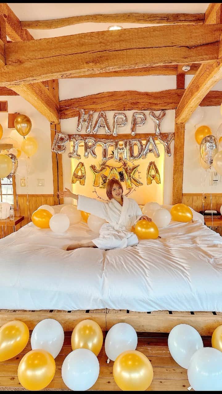 あやごるふのインスタグラム：「誰もが憧れる #天空の森 昨年2022年12月27日 私の28歳の誕生日にサプライズで連れて行ってもらいました🥹 ⁡ 東京ドーム１３個におよぶ広大な敷地に、温泉付きヴィラがわずか５棟しかなく、 泊まったヴィラはなんとその中で１番のヴィラ【天空】🥹（アホみたいな値段します） ⁡ 夫はサプライズが苦手なのに 行き先から、ベッドルームのバルーン装飾、プレゼントまで全てサプライズで頑張ってくれました🥹❤️ ⁡ もう一生行けないかもしれないので記念に投稿😌✨ ⁡ 季節が冬じゃなければ 川の中や丘の上で朝食を食べたりできて映えます✨ ⁡ 改めてありがとう😊 ⁡ ⁡ ⁡ #tenkunomori #天空の森鹿児島 #リゾートホテル #霧島 #霧島市 #霧島ホテル #ラグジュアリーホテル #高級旅館 #客室露天風呂 #霧島市ランチ #鹿児島グルメ」
