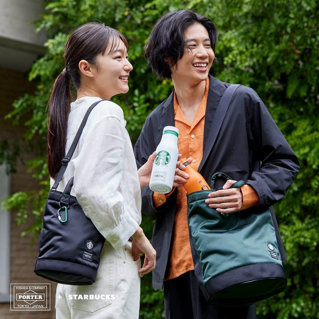 吉田カバン 表参道さんのインスタグラム写真 - (吉田カバン 表参道Instagram)「. 「STARBUCKS in the PORTER Gallery」を開催します。  1971年にアメリカのワシントン州シアトルで創業した「STARBUCKS（スターバックス）」のポップアップストアイベントをPORTER OMOTESANDOとPORTER TOKYOにて開催します。  開催場所：PORTER OMOTESANDO the PORTER Gallery 1 PORTER TOKYO the PORTER Gallery 4 開催期間：2023年6月21日（水）～6月30日（金）  the PORTER Gallery 1・4では、まるでスターバックスの店舗にいるような空間で、今回のコラボレーションアイテム全てを発売いたします。  このコラボレーションは、スターバックスが思い描くサステナブルな未来への想いと、PORTERの「材料を無駄にしない」「使うほどに馴染み、永く愛用していただけるカバン作り」というモノづくりに対する想いが共鳴し実現につながりました。  「マイボトルを持って、もっとお出かけしたくなる」ような想いとアイデアをこめて作り上げたバッグとボトルです。  スタッフ一同、皆様のご来店を心よりお待ちしております。  <STARBUCKS × PORTER> ・PORTER Coffee Bean Shape Drum Bag   color：Black/Dark Green  ￥38,000(tax included)  ・PORTER Coffee Bean Shape Drum Bag S  color：Black/Dark Green  ￥29,000(tax included)  ・PORTER S/S Logo Bottle 473ml  color：Black/Orange/White  ￥4,900(tax included)  <STARBUCKS RESERVE® × PORTER> ・STARBUCKS RESERVE Coffee Bean Shape Drum Bag S  ￥46,000(tax included)  ・STARBUCKS RESERVE® S/S Bottle 473ml   color：Black/Copper  ￥6,000(tax included)  ※販売方法につきましては改めて情報を配信いたします。 ※PORTER OSAKAと吉田カバンオフィシャルオンラインストアでの販売はございません。あらかじめご了承ください。 ※PORTER TOKYOは法定設備点検のため、下記の営業時間に変更となります。予めご了承ください。 　6月24日（土）11:00〜15:00 　6月25日（日）13:00〜21:00  the PORTER Gallery：PORTER flagship storeに併設されたギャラリースペースです。国内外のブランドやアーティストなどの垣根を越えたイベントを定期的に開催しています。  STARBUCKS®×PORTER特設サイトはこちら https://www.starbucks.co.jp/cafe/porter/  PORTER flagshipstoreはこちら https://www.yoshidakaban.com/shopinfo/porter/  STARBUCKSはこちら https://www.starbucks.co.jp/  #yoshidakaban #porter #madeinjapan #heartandsoulintoeverystitch #porterflagshipstore #omotesando #tokyo #starbucks #starbucksreserveroastery #starbucksreserve #吉田カバン #ポーター #表参道 #東京 #スターバックス #スターバックスリザーブ #スターバックスリザーブロースタリー東京 #東京ミッドタウン八重洲」6月15日 19時50分 - porter_flagship_store