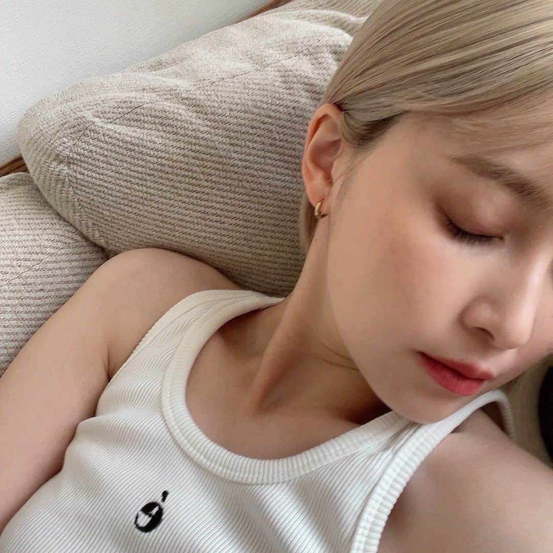 和田えりかのインスタグラム：「夏…焼けたくない でももう腕が少しずつ焼けてきた気もする。 (運転してると日焼けするね)  でも顔だけは頑固予防、、、🌱 雪魅肌のクリームすごくいいよ〜◯ 〉〉@yukimihada_official  朝晩使ってるんだけど、肌のトーンが 少し明るくなった気もするのとお肌がツヤっとしてくれてる気がします🫰🏻 クリーム伸びがいいしベタつかないし 香りがカモミールという最強の癒しクリーム🌚  毎回残ったクリームはハンドクリーム代わりに 手にもまんべんなく塗ってるよぉーーー！ (ほんと香りが最強🪴💫)  くすまない肌を目指す、 夏の紫外線にも負けないで美肌目指すよ、  #雪魅肌#美白クリーム#美白美肌#美白ケア#シミ予防」
