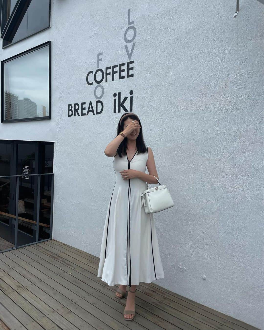のインスタグラム：「☆ 𝕠𝕦𝕥𝕗𝕚𝕥 ☆  . 今日はずっと一緒にカフェしたかった @inoyuu07  @kazurise と清澄白河へ  可愛いカフェに連れてってもらった♡  @anuans.official の パイピングワンピース初おろし これも可愛い♡ 動くたびにプリーツがふわふわ素敵なの  さて、ゆるーくサッカー⚽️見てます 純也出てくれーw  . #anuans #アニュアンス #清澄白河カフェ #カフェ#カフェ巡り#高身長女子#高身長コーデ#40代コーデ #40代ファッション#大人カジュアル#30代ファッション #30代コーデ#骨スト#骨格ストレート#シンプルコーデ#キレイめコーデ#モノトーンコーデ#viviancollection #vivianshoes#vivianコーデ」