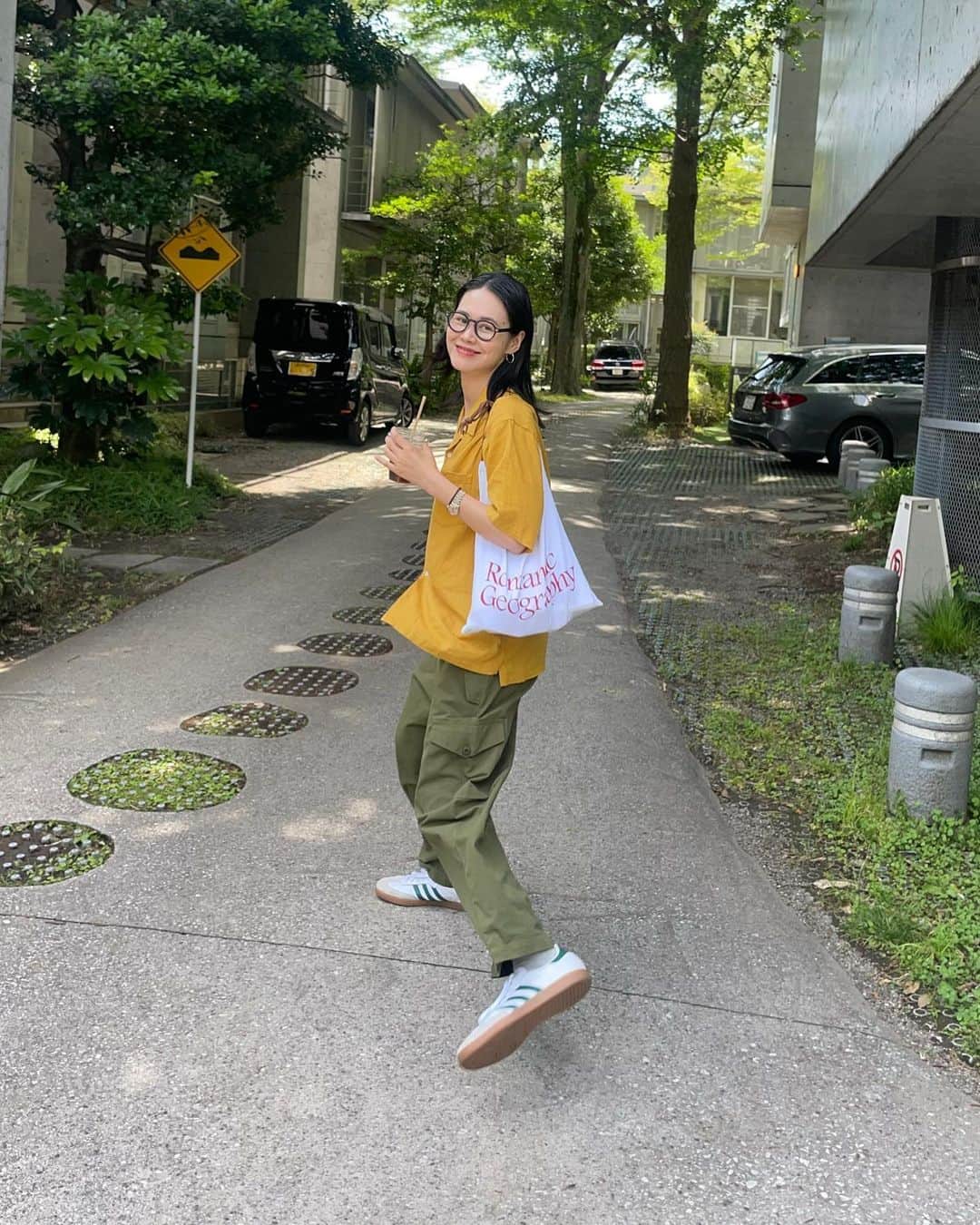 のインスタグラム：「渋谷から10分、東京の軽井沢🍀  Tops @nautica #vintage Pants #vintage Shoes @adidasoriginals  Glasses @ahlem  Bag @romanticgeography  #新代田駅 にあるお気に入りの @basenotes.store に取り置き したお洋服を受け取るついでに #羽根木 へ💁🏻‍♀️  @bole.hanegi  美味しいアイスクリーム屋さんが出来たよ！ と教えてもらい、飛び込みました。 地下ではアイスを作ってる所も見学できる 時があるらしい🙌🏻自家製アイスはとても 美味しかった！ピスタチオがとてもおすすめ💯 軽井沢みたいな街並みだな〜って思ってたら デザイナーさんが星野リゾートの軽井沢を 設計した方と同じらしい‼️ どうりで癒されます〜🍦  @daitastore  お昼にはこれまたオススメして もらったカレー屋さんへ🍛 私、カレーは給食の、実家のような ドロドロしたのが好きなのですが、 ここはスパイスが効いててとてもおいしかった👍🏻 全然辛くないのに、食べてて発汗して、 1人サウナ状態でした🧖‍♀️  羽根木エリア好きになった〜❗️ 夜来る機会あったら  @_daitalia も行ってみたい🍙  #hanegi area has lots of green and fresh air. It’s only 10min away from Shibuya! Architecture made here is same as #hoshinoresortskaruizawa . So no wonder it’s So amazing 🤩 @bole.hanegi is an ice cream shop By a famous photographer in Tokyo.  Freshly made everyday 🫰🏻💗 #新代田グルメ #新代田カフェ #世田谷代田駅  #世田谷代田カフェ #世田谷代田グルメ  #adidassambaclassic #adidasshoesoriginal  #adidasコーデ #メガネコーディネート  #黄色シャツ #ミリタリーパンツコーデ」