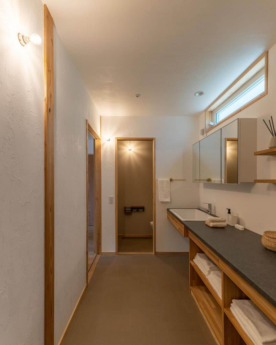 クボタ住建さんのインスタグラム写真 - (クボタ住建Instagram)「「木の家だからできること」  #クボタ住建  ゆったりとした洗面脱衣室。 使いやすい大きな洗面シンクに長いカウンター、ガス衣類乾燥機も完備 天井には室内干し用のホスクリーンが設置してあります。  @kubota_jyuken   「やさしい陽につつまれる軒のある家」横浜市H邸 ・・・・・・・・・・・・・・・・ HEAT20G2 UA値　0.46ｗ/㎡K C値　　0.2ｃ㎡/㎡　 長期優良住宅認定 耐震等級２ ・・・・・・・・・・・・・・・・  #ランドリールーム #Pタイル #ポストフォームカウンター #ガス衣類乾燥機乾太くん #toto実験用流し #ホテルミラー #広い洗面所#引き戸#室内干し #ホスクリーン#造作洗面台  クボタ住建は優しく温かい自然素材の木の家をつくります HP & more photos→@kubota_jyuken 施工事例多数掲載しております。 ホームページへもぜひ↓ https://kubotajyuken.com/  ⭐︎スタッフブログ⭐︎ https://kubotajyuken.com/blog/  #クボタ住建 #神奈川の注文住宅 #大和市#湘南の家#suumo注文住宅 #自由設計 #木の家 #無垢の家 #自然素材の家 #和モダンな家 #暮らしをつくる #暮らしを楽しむ #丁寧な暮らし#構造現し  クボタ住建 棟梁の自宅、随時見学受付ます。 資料請求やお問い合わせも是非。 メッセージDMでもどうぞ」6月15日 19時50分 - kubota_jyuken