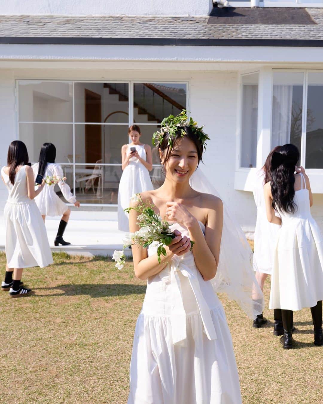 ミナ のインスタグラム：「들러리촬영 한 컷 요약.. 하얗게 불태웠다..🤍 #blossomh_wedding」