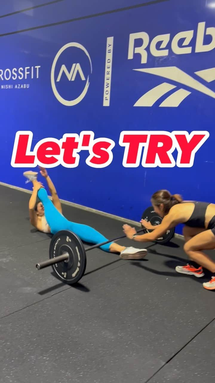 TOMOMIのインスタグラム：「Let's TRY 😜！？💪🏾🔥🔥🔥  これが出来たら柔軟性ばっちり❤️🙆‍♀️  🏋🏽‍♀️ @crossfitnishiazabu  👭 @wolfearlytska @_honoka0106_   #workout #training #diet #fitness #fitnesschallenge  #リールチャレンジ #ボディメイク #筋トレ #筋トレ女子 #トレーニング #痩せる #脂肪燃焼 #ダイエット」