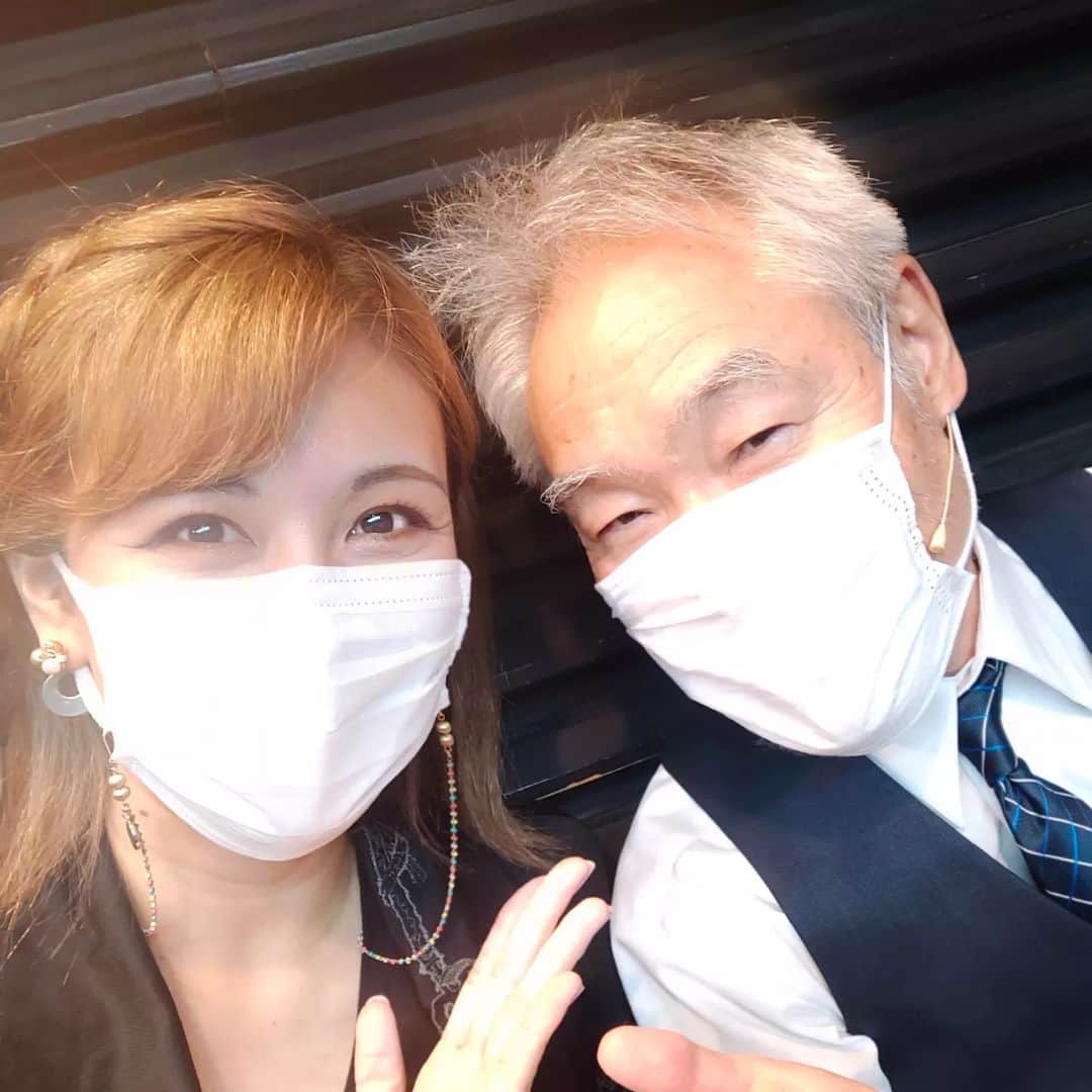 栗山絵美のインスタグラム：「今回、私演じる理事長の秘書役のモロ師岡さん✨ いつも理事長を見守ってくれております🍀  モロさんと兼ちゃんの絶対的な安心感の元、のびのびと好き勝手させて頂ける喜びったら。 熱の入ったゲネプロも終了し、後はお客様をお迎えするのみ！ 明日初日🌸お待ちしております🏈  大人も若手も自分と向き合い戦い、濃密な芝居になっております。  行きたいー！という方、当日券も大丈夫です！ お友達の皆様、直前でもご連絡下さいませ✨ goforward-stage.com」