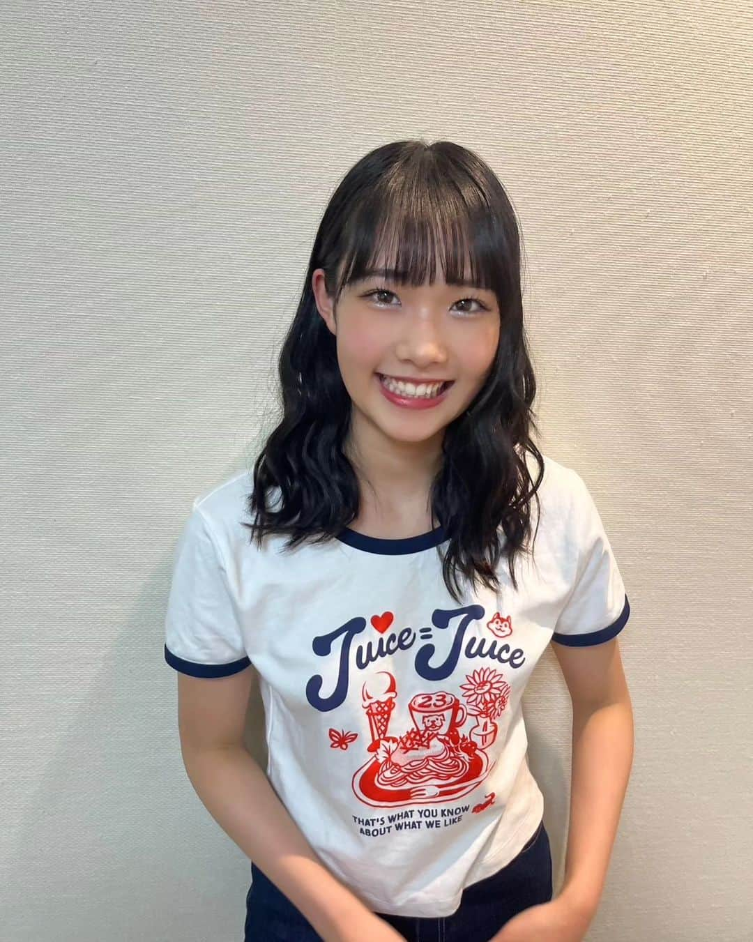 Juice=Juiceさんのインスタグラム写真 - (Juice=JuiceInstagram)「明日から発売となるGUさん×Juice=Juiceのコラボグッズ✨  ミニ丈のTシャツと🐿️  大きめのイヤリングがとっても可愛いです😍  ぜひゲットしてくださいね♪  #GU #juicejuice #入江里咲 #りさち #ハロプロ #GUコラボ」6月15日 19時47分 - juice_juice_official