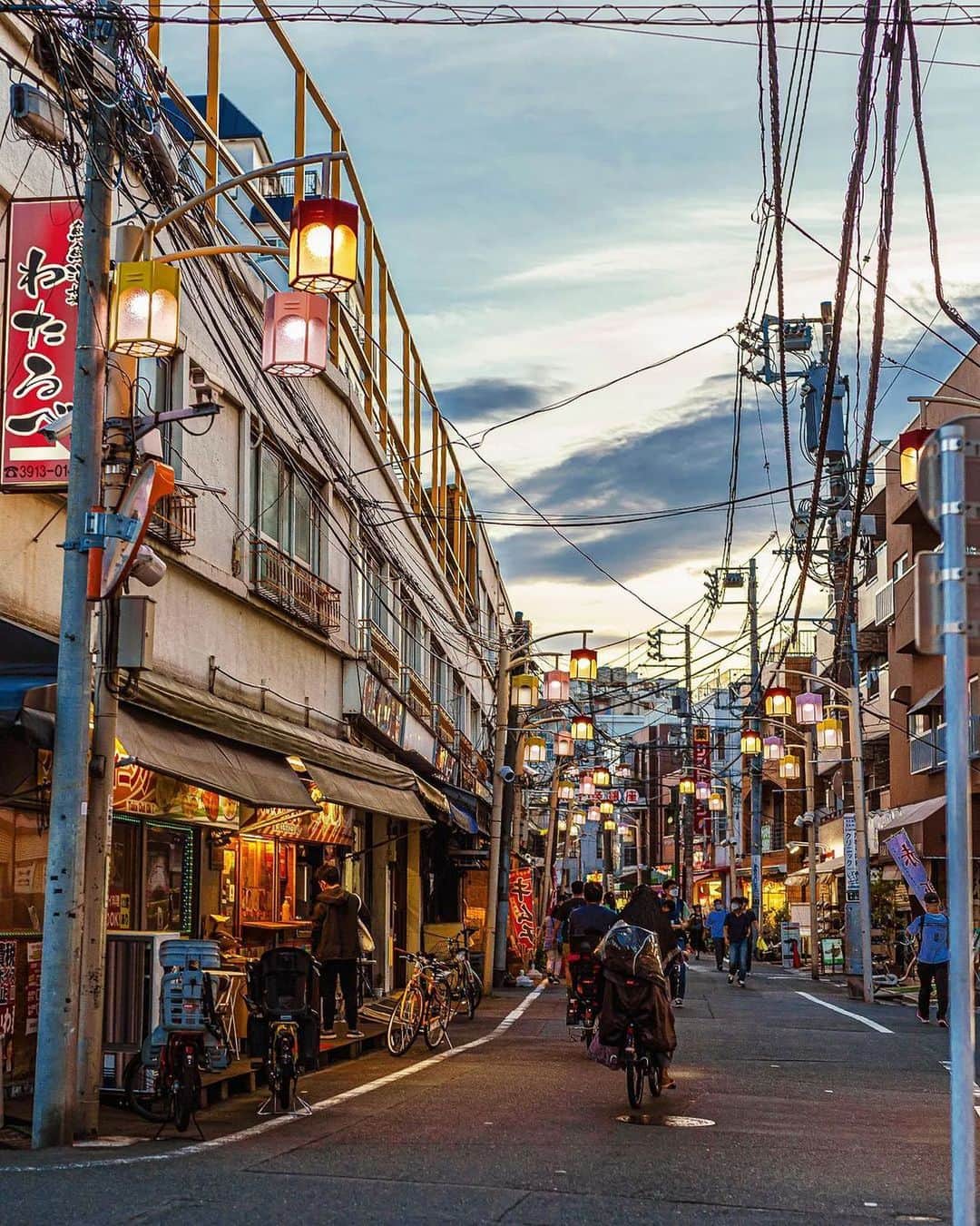 のインスタグラム：「The nostalgic-feeling Higashi-Jujo Ginza Shopping Street in Kita Ward with its warm streetlights. Lined with all sorts of everyday stores for locals, it is a beloved street in the neighbourhood. - 温かみのある街灯がノスタルジックな、北区の「東十条銀座商店街」。 生活を支える様々な商店が軒を連ね、街の人々に親しまれています。  #tokyoartsandculture 📸: @flowerfuji_field_daido  #kitaku #higashijujo #東十条 #東十条銀座商店街 #tokyotrip #tokyostreet #tokyophotography #tokyojapan  #tokyotokyo #culturetrip #explorejpn #japan_of_insta #japan_art_photography #japan_great_view #theculturetrip #japantrip #bestphoto_japan #thestreetphotographyhub  #nipponpic #japan_photo_now #tokyolife #discoverjapan #japanfocus #japanesestyle #unknownjapan #streetclassics #timeless_streets  #streetsnap #artphoto」