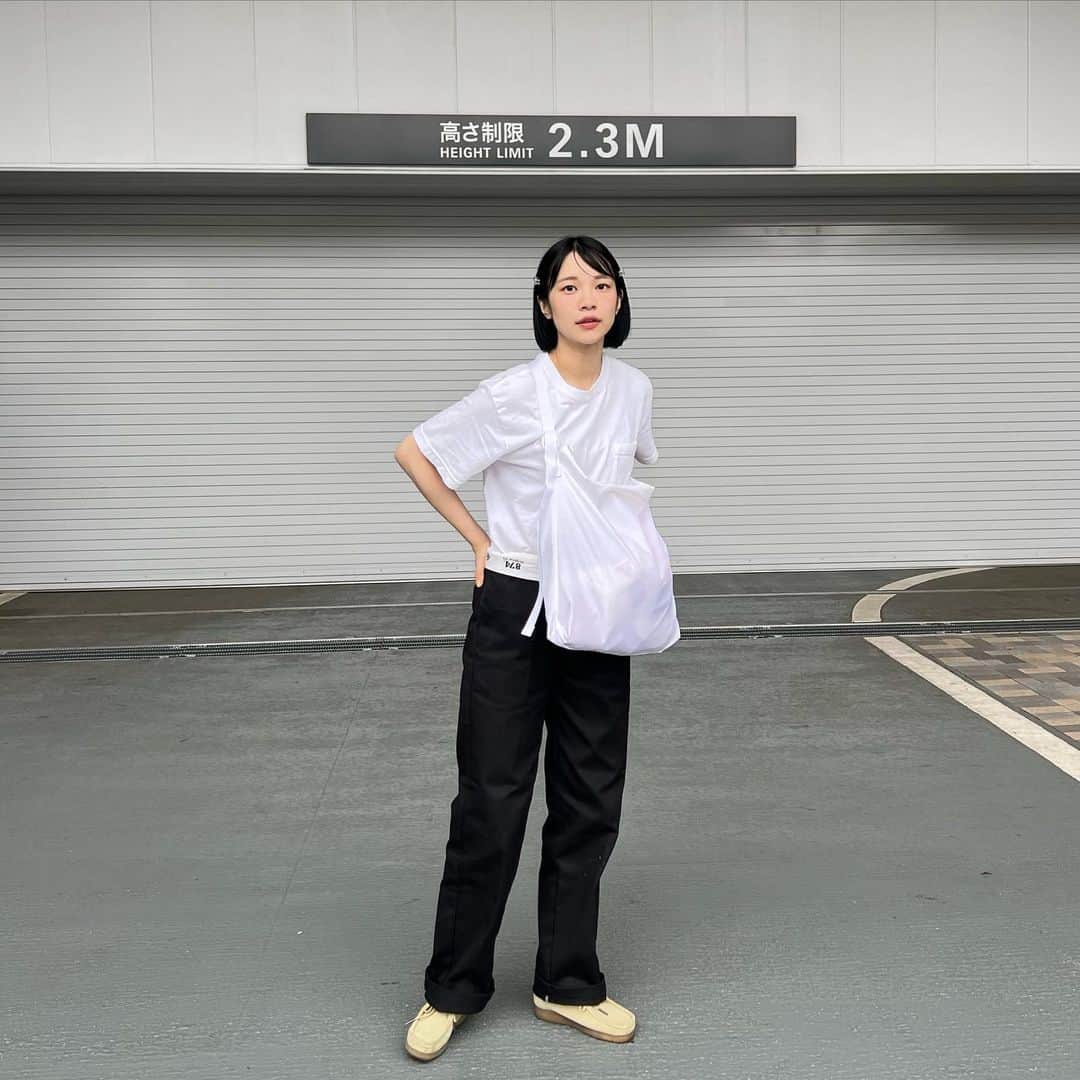 宮崎葉さんのインスタグラム写真 - (宮崎葉Instagram)「@apartment_amt のTシャツはいつなんどきでもカワイイ 👀  私服撮影だったからかばんおっきめ  #葉服」6月15日 19時55分 - you_miyazaki