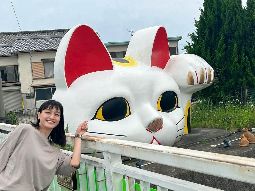 瑞羽奏都（水谷美月）のインスタグラム：「見守り猫の『とこにゃん』🐈 常滑駅周辺にいた招き猫。裏側…シュールで笑った😆  ボートレースとこなめ『G3イースタンヤング』のウィナーインタビュー担当でした🚤 いつもと違うレース場で、勝手も違うし、ドキドキハラハラでしたが、解説の佐藤正子さん、リポーターの犬丸美帆さん、そして、スタッフさんのお陰でなんとか任務終えられました🙌学び多き一節間、皆さんに沢山沢山色々な事を教えて頂き、実りあるシリーズでした✨  満30歳未満の選手だけが出場できるレース。ヤングパワー溢れるレースが盛り沢山で、また、インタビューもはつらつとしていて、楽しくさせて頂きました🎤選手の皆さん、ありがとうございました。  大波乱もあった準優勝戦でしたが…明日はいよいよ優勝戦🏆枠番含めてメンバー、かなり面白い感じ😆また、9月のヤングダービーの出場権獲得に向けての大一番！ どうぞ明日のレースもお楽しみに🎶  私は一足お先にfinishです🫡感謝🙇‍♀️ そして、いつか地元のレース場でお仕事をしたいと思っていたんですが、それが叶ったシリーズで、これまた感謝です✨  #ボートレース #ボートレースとこなめ #イースタンヤング #インタビュアー #ヤング #見守り猫 #見守り猫とこにゃん #とこにゃん」