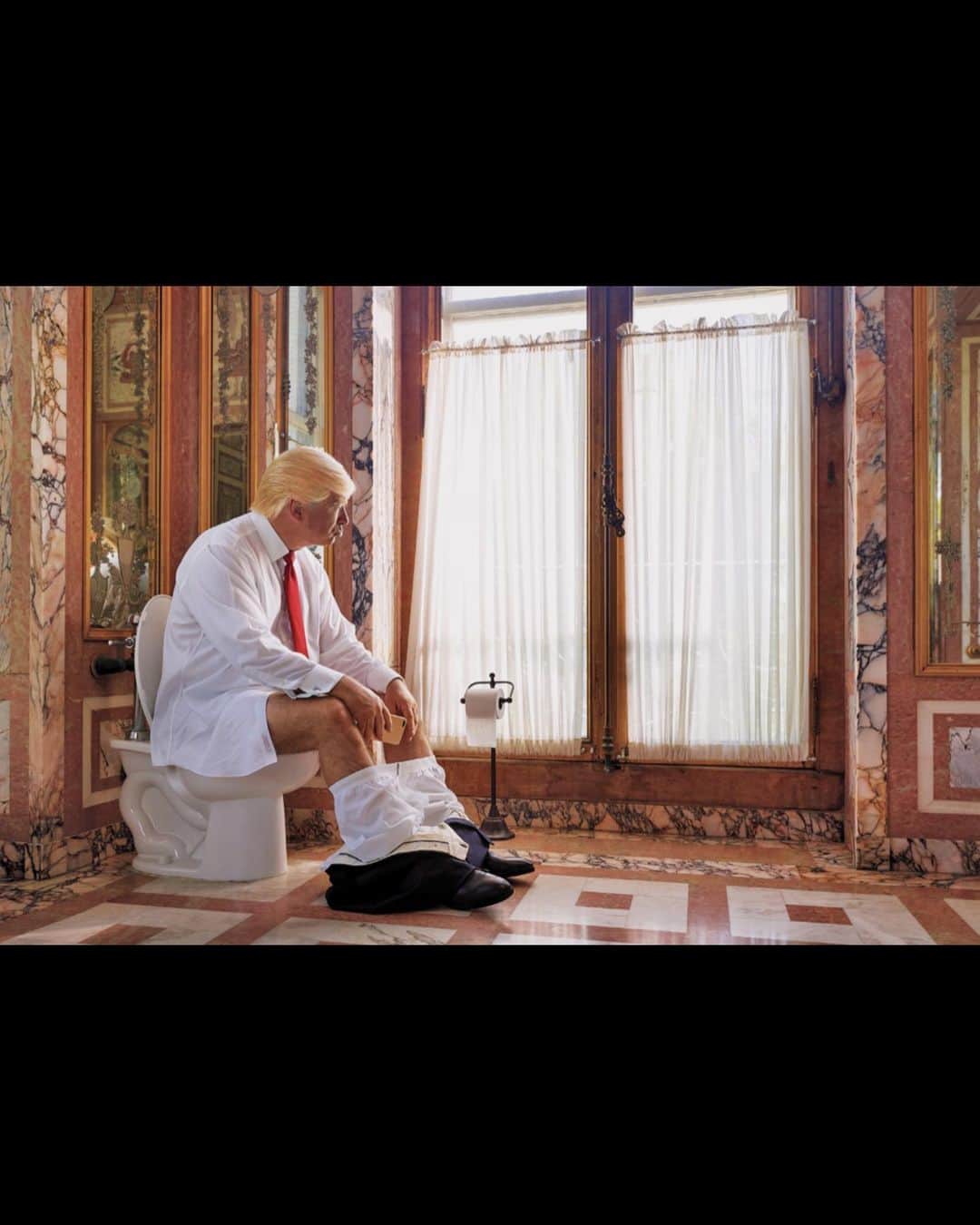 アレック・ボールドウィンのインスタグラム：「From YOU CAN’T SPELL AMERICA WITHOUT ME, written by KURT ANDERSEN (with a line or two from yours truly.  From Penguin. Photos by the great @markseliger」